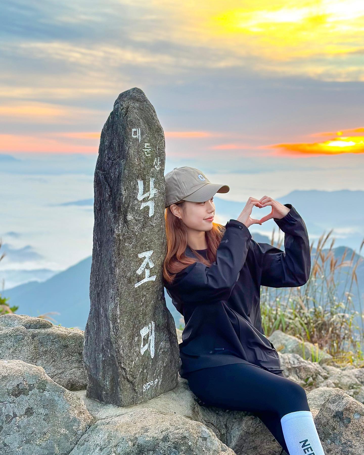 🫧🩵🐬🧡🍑🐱
대둔산 낙조대 다녀왔어욤 !
기대 안하고 갔는데 운해도 보고☁️

너무 추워서 패딩입고..바막입고..🥶
저는 추위를 너무 잘타여.. 이제 일출 갈때 패딩 필슈...📝
 
낙조대 > 생애대, 마천대 가는 방면에 명품소나무가 있는데 지인짜 예뻤어요💛
 차차 올려볼게요🙂

▫️네비주소 : 태고사 주차장 (충남 금산군 진산면 청림동로 440)
▫️산행시간 : 1시간 26분(휴식 미포함)

✅ 이끼 바위 많아요, 낙엽 많아요🥹
 (두번 넘어짐)