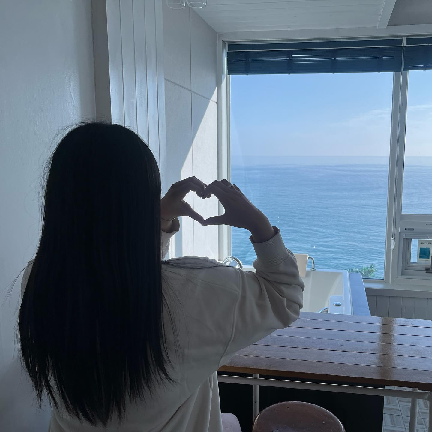 #장소제공 
🏷️ 헤이블루

뷰가 너무 예뻤던 포항 파티룸 헤이블루🩵 완전 감성적인 캠핑 컨셉으로 꾸며져 있어서 사진 찍기도 좋고 파티하기도 아주 좋은 곳!!

⏰ 이용시간
오전 10시~오후6시
​
📍 위치
경북 포항시 북구 송라면 동해대로 3294
​
☎️ 헤이블루
0507-1340-5836

👉 더 자세한 후기는 해피워니의 블로그에서 보실 수 있습니당💛

#포항파티룸
#포항공간대여
#포항풀파티
#포항풀빌라
#포항이색데이트
#포항커플공간대여
#포항커플파티룸
#포항바베큐
#포항당일치기
#포항무박여행