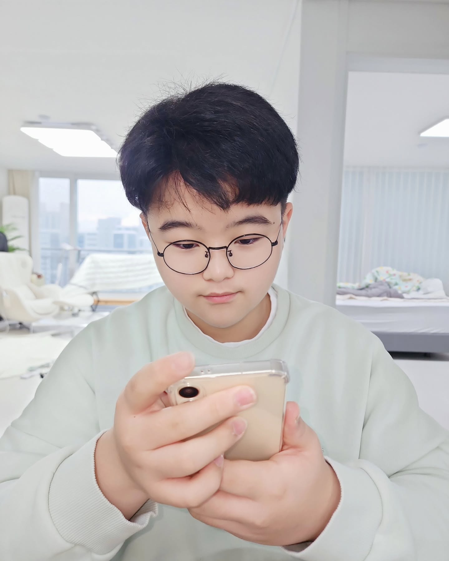아침인데??
폰이 손에서 안떨어지면 어쩔???
그만햇!!!🤨
학교가자~~~