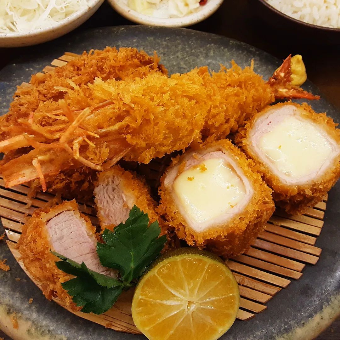 오늘의 리뷰🍽 #협찬
카츠8  용산아이파크몰점 

용산 아이파크몰에서 쇼핑이나 영화관람 후 편하게 먹기 좋음
고급지고 깔끔한 분위기에서 돈카츠 먹고 싶다면 추천

📍위치 서울시 용산구 한강대로 23길 55 용산아이파크몰 4층 

🧾가격 카츠 모둠 19000원 특안심카츠 17000원 사이드 새우카츠 4000원

블랙타이거새우, 안심, 등심, 치즈가 나오는 모둠하고 특안심카츠 사이드로 새우카츠 추가해서 먹음 

깨끗하고 깔끔한 매장✨
제일 안쪽에 혼밥석 있음
돈카츠 두께가 진짜 두텁고 겉바속촉
튀김의 색이 깨끗하고 기름 잡내가 안남
양은 많지않아보였는데 먹다보니 배불러서 밥을 다 못먹고 남김
양배추 샐러드 진짜 맛있음 참깨 드레싱이 상큼하면서 고소한게 완전 취저
  
안심 돈카츠는 부드럽고 등심 돈카츠는 식감이 좋음
개인적으로는 안심이 취향이였으나 지인은 등심이 취향 

평일, 주말 모두 2시간 무료주차 가능
타지점과 다르게 세트 메뉴는 없음 🙅‍♀️

#카츠8 #용산아이파크몰맛집 #아이파크몰맛집 #신용산역맛집 #용산역데이트 #신용산맛집추천 #서빙고맛집 #숙대맛집추천 #이촌동맛집 #용산역데이트추천 #용산구청맛집 #용산점심 #아이파크몰맛집추천 #용산맛집카츠8
#솔직리뷰#솔직후기#맛스타그램#먹스타그램#먹스타#맛스타#리뷰스타그램#선팔맞팔#맞팔100#먹팔맞팔#먹팔환영#소통환영#선팔환영#mukstagram#foodstagram