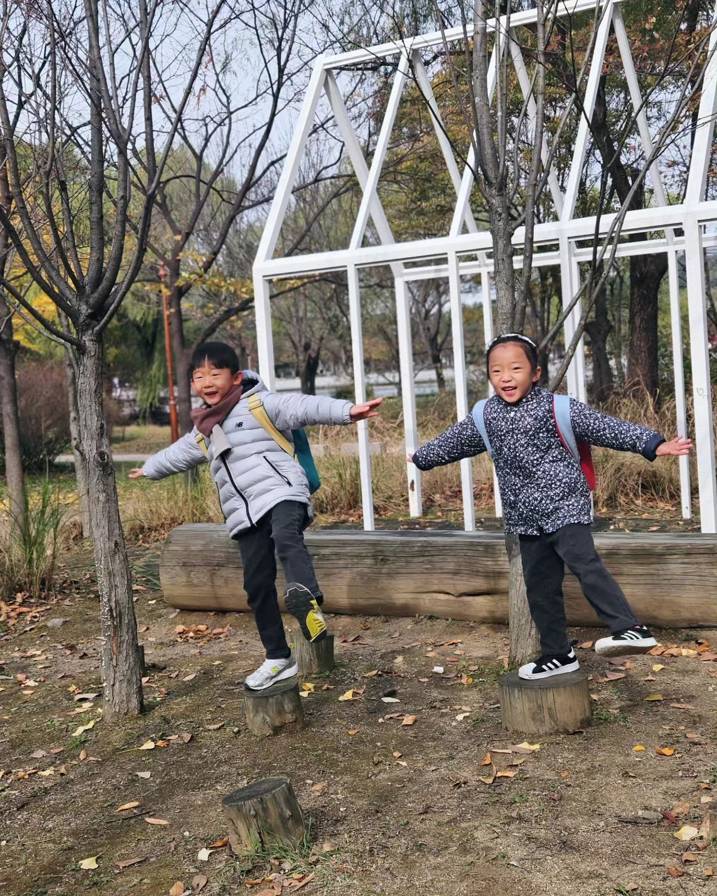 어린이집 생태활동.
날씨가 갑자기 한겨울이 되어서 
행사가 축소된게 참 아쉬웠고,
아빠가 바빠서 주말도 일하느라 
함께 하지 못했지만
그래도 오늘 너무 즐거웠지.
맛있는 점심 먹고,
서점도 가고, 못된 고양이 가서 털리고ㅋㅋ

#주말일상 #주말 #겨울날씨 #너무추워
#생태활동 #남매그램👦🏻👧🏻 #남매스타그램 
#남매스타그램👫 
#연년생육아 #연년생남매#남매맘
#연년생남매그램