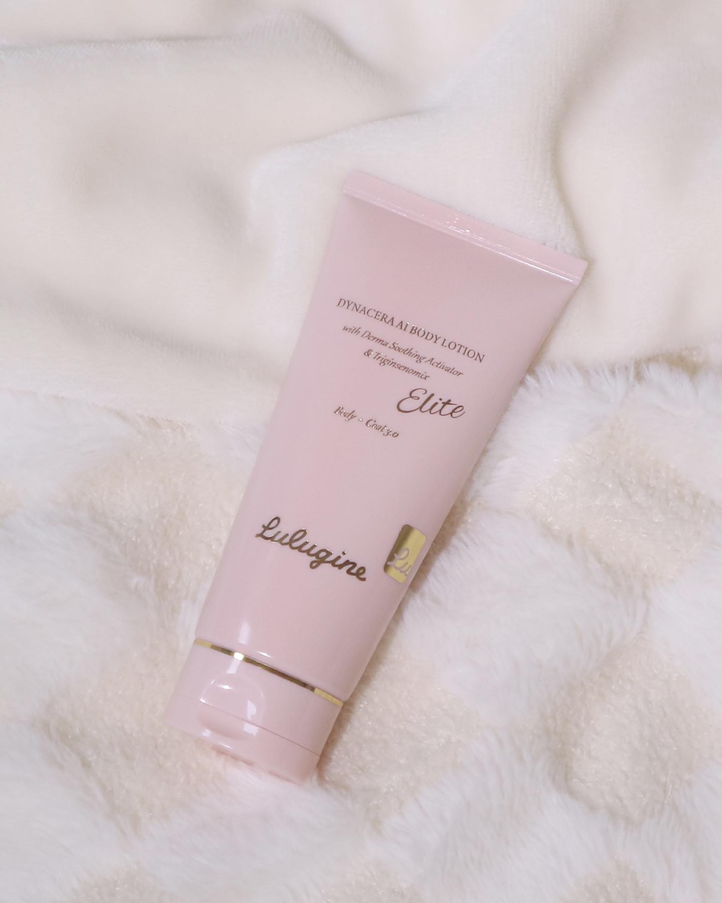 #광고 lulugine.official

피부 멘탈 케어의 시작 The Beauty Engine, Lulugine❣️
국가대표가 선택한 스포츠 스킨케어 브랜드 룰루진의
끈적임없이 촉촉한 바디로션 보여드릴게요🖐️

☑️ 룰루진 엘리트 바디코트 3.0 다이나세라 AI바디로션

설화수 연구원 출신과 서울대 바이오 연구진이 합작하고
스포츠 선수의 반복되는 피부 손상 및 회복을 관찰하여
피부장벽의 중요성을 연구하며 탄생한 바디로션인데요!

피부 장벽이 무너지면 외부자극으로 인해 건조함과
트러블, 아토피 피부염 등이 발생하기 때문에
건강한 피부 장벽을 위해 보습 코팅막을 입혀줘야 해요.
바로 핵심 성분 세라마이드 NP 성분으로 말이죠!

피부를 분석한 결과 12가지 세라마이드 중에서도
세라마이드 NP가 가장 많은 함량을 차지하고 있지만
외부자극과 스트레스, 노화에 의해 지속 손실되기 때문에
세라마이드 NP로 바디를 코팅해 줘야 한답니다!🤓

Ceramide NP Comploex가 함유된 룰루진 바디로션은
룰루진만의 독점 특허 기술로 즉각적인 진정과
보습 효과의 핵심 성분뿐만 아니라 피부 자극에
최적화된 자극완화 효과로 스포츠 선수들이 운동 후
많이 사용하고 있을 만큼 믿고 사용하는 제품이랄까요?

또한 부드럽게 발리는 동시에 끈적임과 미끈거림,
오일리함 등의 잔여감없이 촉촉하고 매끈하게 마무리되는
포뮬러라 바르고 옷을 입어도 찝찝함은 전혀 없고요.

휴대성 좋은 크기로 가방에 쏙 넣어 건조한 부위에
틈틈이 보습감 더하기 참 좋아요. 바르고 난 뒤 기분 좋은
향기와 촉촉함이 오래 지속되어 피부도 편안해요😊

촉촉하면서도 무겁지 않은 바디로션 찾는다면 찐 추천!!

📢 룰루진 공식인스타그램 계정 프로필 링크를 참고해 주세요.

👉https://lulugine.com/

#룰루진 #엘리트 #매끈보들 #사계절데일리템 #자극진정모먼트 #거칠푸석굿바이 #피부장벽 #피부장벽강화 #바디로션 #보습바디로션 #등드름바디로션 #룰루진바디로션 #TheBeautyEngineLulugine