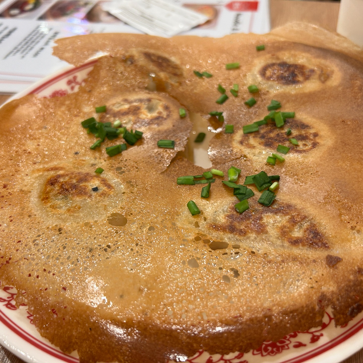 만두 하나하나가 너무 맛있더라. 
육즙 가득 만두에 기분이 절로 좋아지는 
그런 만두집 

롯데월드 가면 무조건이다. 

#구복만두 #롯데월드맛집 #잠실맛집 #만두맛집 #만두육즙
