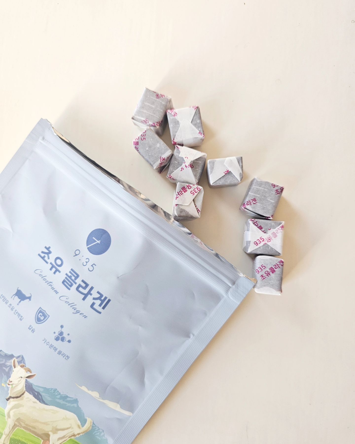 업체로부터 제공받은 제품입니다

9시35분에서 만난 초유콜라겐.
다이어트 중이라 캬라멜러버인 나는 눈물 또르르-
하지만! 초유콜라겐으로 마음달래기 성공😀

1알면 아몬드 4알 / 2알로 우유 1잔(100ml) /
 3알로 계란 1개(50g)의 단백질을 섭취할 수 있어서
근육만들고 있는 나에게 딱임.

식감은 캬라멜, 향기는 커피사탕, 맛은 새콤해서 거부감 없고
무엇보다 약 한봉지기준으로 탄수 38g중 당류는 단8g.
그럼 개당 당류는 진짜 적다는건데..
간식으로 너무 좋잖아...🩷

#935 #935화장품 #다이어트보조제
#다이어트간식 #다이어트식단 #다이어트그램 #다이어트도시락