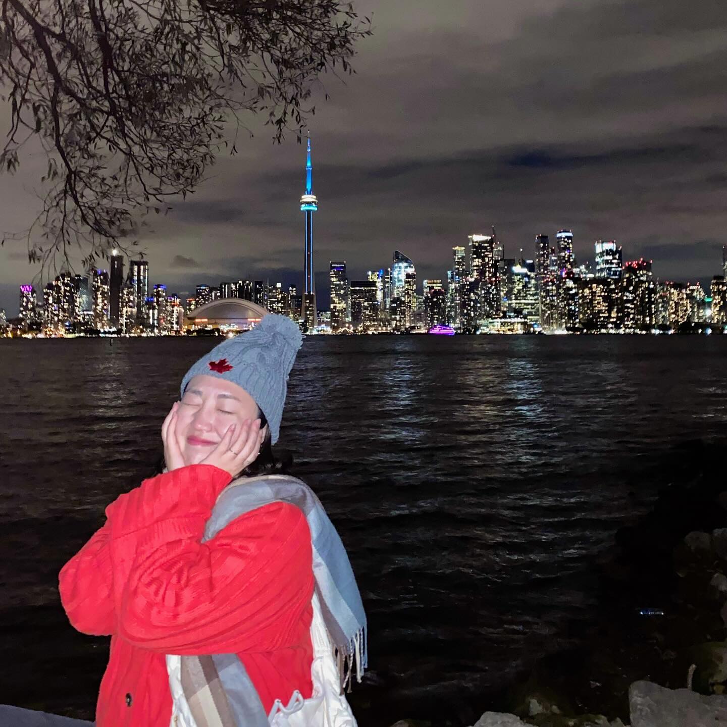 🍁
추워서 얼굴 감각 잃어도
한 번쯤은 가볼만했던 centre island
엄마가 사준 털모자 쓰고 헤헤

🍁 Centre Island 가는 페리는 계절마다 배차가 다름
🍁 왕복 $9 정도
🍁 내려서 오른쪽으로 쭈우우우우우욱 가로질러가면 이런 뷰