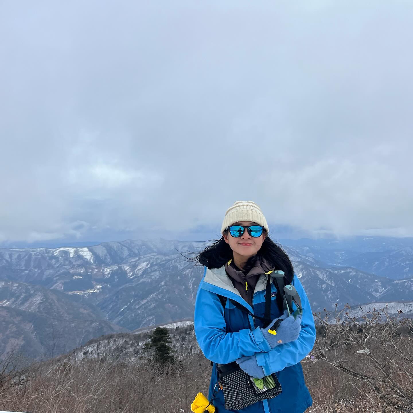 #julymountainclub 

오랜만에 개돌라잇없이 당일 산행!
근 3년만에 탑승한 좋은사람들버스! 1분도 안기다리고 떠나는걸 아주 잘 알고있기에😄 살짝쿵 걱정했지만!!!

미친 오르막! 그리고 미친 내리막! 노잼 가리왕산은
나를 그냥 빨리 끝내고 버스타고 싶게 만들었는지ㅋㅋㅋㅋㅋ

평속3찍고 1등으로 버스타게 만든….
다 내려오니 2시간30분이 남았다……………..

댕댕이 2마리와 5km 산타기 vs 혼자서 스틱써서 11km 산타기
닥 전자가 훠어어어어얼씬 힘둠ㅋㅋㅋㅋㅋㅋㅋㅋㅋ
개돌라잇은 나를 훈련시켜주고 있었던고야…….❤️😍🐶

장구목이-이끼계곡-장구목이임도-정상 삼거리-가리왕산 정상-마항치삼거리-어은골임도-심마니교-가리왕산휴양림(약11km)
.
.
#oudoors #adventuretime #explorer #travel #mountains #trip #trekking #hiking #summit #instagram #yolo #여행 #트레킹 #하이킹 #청춘 #힐링 
#등산 #산스타그램 #등산스타그램 #산스타그램🌳🌲🌿 
#아웃도어 #상고대 #가리왕산 #가리왕산눈꽃 #설산