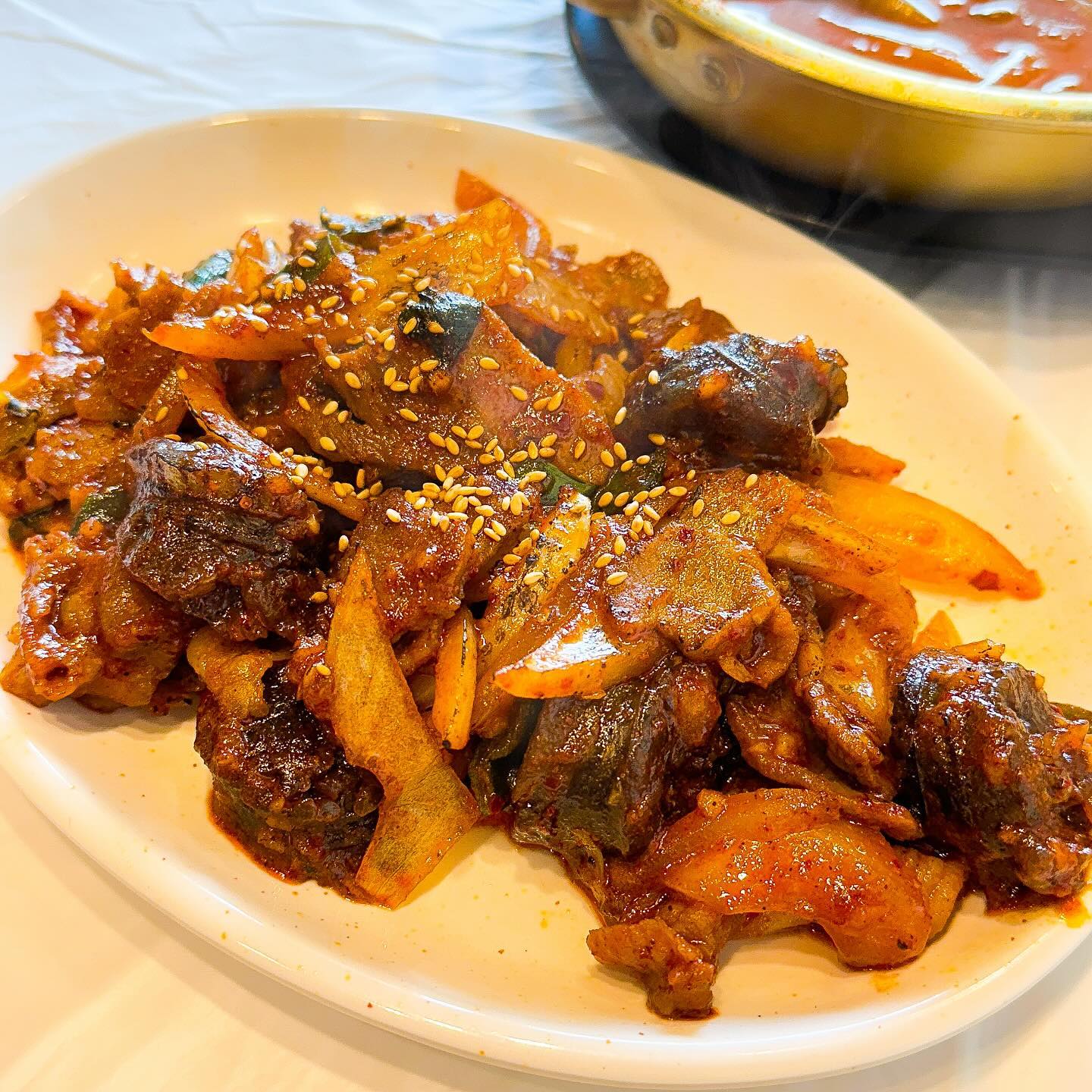 🥩[#구산두루치기] - 심심할때마다 가게 되는 동네 맛집 비결 3가지

1️⃣ 저렴한 가격 
밥이 포함된 모든 메뉴가 1만원을 넘지 않아서 저렴한 가격에 두루치기와 순두부를 먹을 수 있는 곳이에요 

2️⃣ 친절한 사장님
손님들과 소통하면서 이런저런 이야기를 하시는 걸 보면서 정말 사장님 친절하시다..라고 생각이 들었던 곳이에요 

3️⃣ 든든하게 먹을 수 있는 양 
집밥 생각나는 다양한 반찬과 1.5인분으로 주시는 메인메뉴 덕분에 한끼 든든하게 먹을 수 있는 곳이에요 

💲메뉴 및 가격:
-두루치기 8,000원

📍위치:
김해시 구산동 275-14 1층 구산두루치기

⏰영업시간:
매일 10:30 - 19:30
브레이트타임 15:00 - 16:30
정기휴무 토요일 

☎️예약 및 문의:
0507-1474-2930

#내돈내산 #김해맛집 #김해카페 #김해밥집 #구산동맛집 #구산동밥집 #두루치기 #점심메뉴추천 #김해맛집 #김해술집 #김해맛집추천 #구산동 #연지공원 #김해핫플 #김해가볼만한곳 #맛집추천 #먹스타그램 #여행스타그램 #먹팔