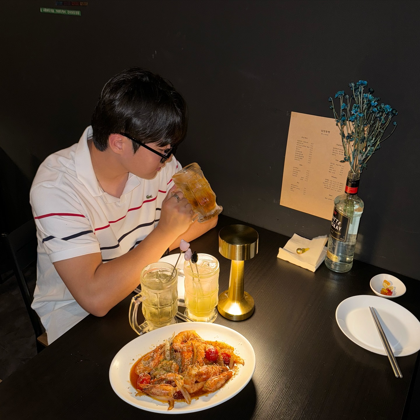 #광고 o_w_street 

인천 서구 가정동에 위치 한 분위기 끝판왕 선술집 (일방통행) 요기 진짜 연인들 데이트 코스로도 완전 강추 !!! 
매장 인테리어는 완전 고급지면서 친구,연인끼리 대화 나누기도 정말 편한 거 같습니다. 

제일 잘 나가는 메인메뉴가 감바스,이탈리안 크림 뇨끼, 저는 감바스를 선택하였습니다. 맛은 말해 뭐해 맛은 더 끝장난다구요오~~ 감바스에 새우도 다 까져있어 굳이 발라먹지 않아도 편하게 먹을 수 있다는 점 사이드 메뉴 치즈나초피자도 다른 곳에서 먹을 수 없었던 맛이라 나중에 또 가서 먹고 싶을 정도로 맛있었어요.

하이볼도 종류별로 다양해서 제일 잘 나가는 얼그레이 하이볼과, 레몬 진저 하이볼 추가로 메뉴에 없던 피처 하이볼을 서비스로 주셔서 너무 감사했어요.
하이볼도 다른 곳과 달리 정말 맛있었다는 점 이외에도 사장님이 다른 안주들도 서비스로 계속 주셔서 배터지게 먹고 왔습니다. 

무엇보다 사장님 포함 직원분이 너무 잘생기신데다 친절하시기까지  인천 사람들이라면 꼭 한번가셔야 합니다 !!!
(서비스가 이렇게 친절한 곳은 없다구😆)

🏠 - 인천 서구 원창로240번길 3 1층
📍 - 16:00 ~ 02:00

#인천맛집 #인천술집 #인천핫플 #맛집 #이자카야 #선술집 #술집 #인천술집추천