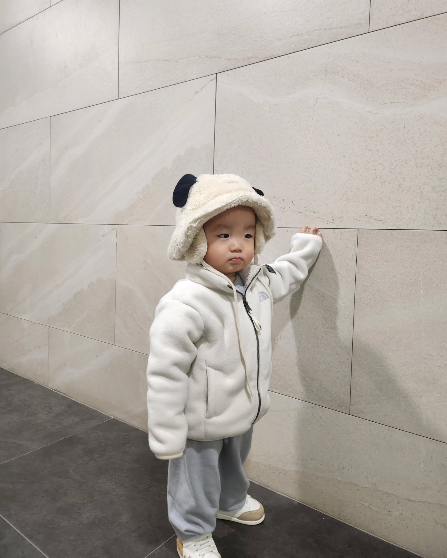 밤 산책 아이 신나🌙
아빠 기다리면서 아파트 단지 산책하기👏🏻

엄마가 갑자기 감기 걸려버려서 
재하도 중이염으로 고생해똬ㅠㅠ🥲
이제 모두 회복 완료🥰

갈수록 더 귀여워지는 귀염둥이
아프지말고 쑥쑥크렴🫶🏻