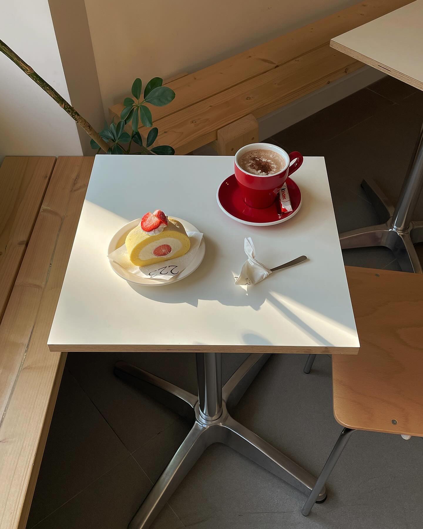 너무너무 추천하는 조합〰️❤️ 크림카페모카와 딸기롤은 꼭드세요! #223coffeeshop #223coffee

롤케이크에 폭빠진 요즘! 첫방문의 파블로바와 사과젤리부터 롤케이크, 가나슈케이크 그리고 밤푸딩까지 맛없없 디저트맛집! 그냥 롤케이크도 맛있었어서 딸기들어가면 무조건 먹는다 했는데 작년 말미에 드디어 다녀왔다는! 라떼도 너무너무 맛있는 집이지만 우유크림딸기롤만 판매하는게 아쉬워서 선택해본 초코음료 크림카페모카 픽! 커피를 넣을수도 뺄 수도 있는데 저는 핫초코 느낌으로다가 에쏘없이 주문🍫❤🤍️🖤 #경이와부산 #경이_부산진구 #경이_전포 

ℹ️ information 
•부산시 부산진구 동성로 35
•223coffeeshop 
•영업시간 11:00 - 20:00 화 휴무 
•펫동반가능 인근 유료주차장권장 

롤케이크를 하시는 카페마다 시트의 촉촉함과 묵직함이 다른게 참 재밌는 포인트인데, 먹어본 롤 중에 손에 꼽을 정도로 너무너무 내취향🥹 크림이 느끼하지도 않고 끝까지 물리는 감없이 먹을 수 있는 게 최고👍🏻 입안에 들어갔을 때의 식감이 정말 폭신하니 맛있었어요! 킨더초콜릿을 얹어주신 쌉싸롬달콤한 크림모카도 짱맛✨ 딸기푸딩은 안땡겨서 아직 시도를 안해봤는데 한번은 먹겠죠? 맨날 같은 자리 앉았는데 안쪽 자리도 넘 예쁘네! 햇살도 따땃하니 좋고 편안한 분위기에 뭘 먹어도 성공하니까 자꾸 가게되는 곳🤍
 
_ 휴무•영업시간은 방문전 공식계정 재확인 필수♥
_ 사진과 글의 컨텐츠활용 및 ‘캡처’하여 임의 사용X(스토리로 공유가능)
_ 컨텐츠가 마음에 든다면 좋아요와 저장 친구소환♥

ⓒ 2023. kyoung.eee all rights reserved.