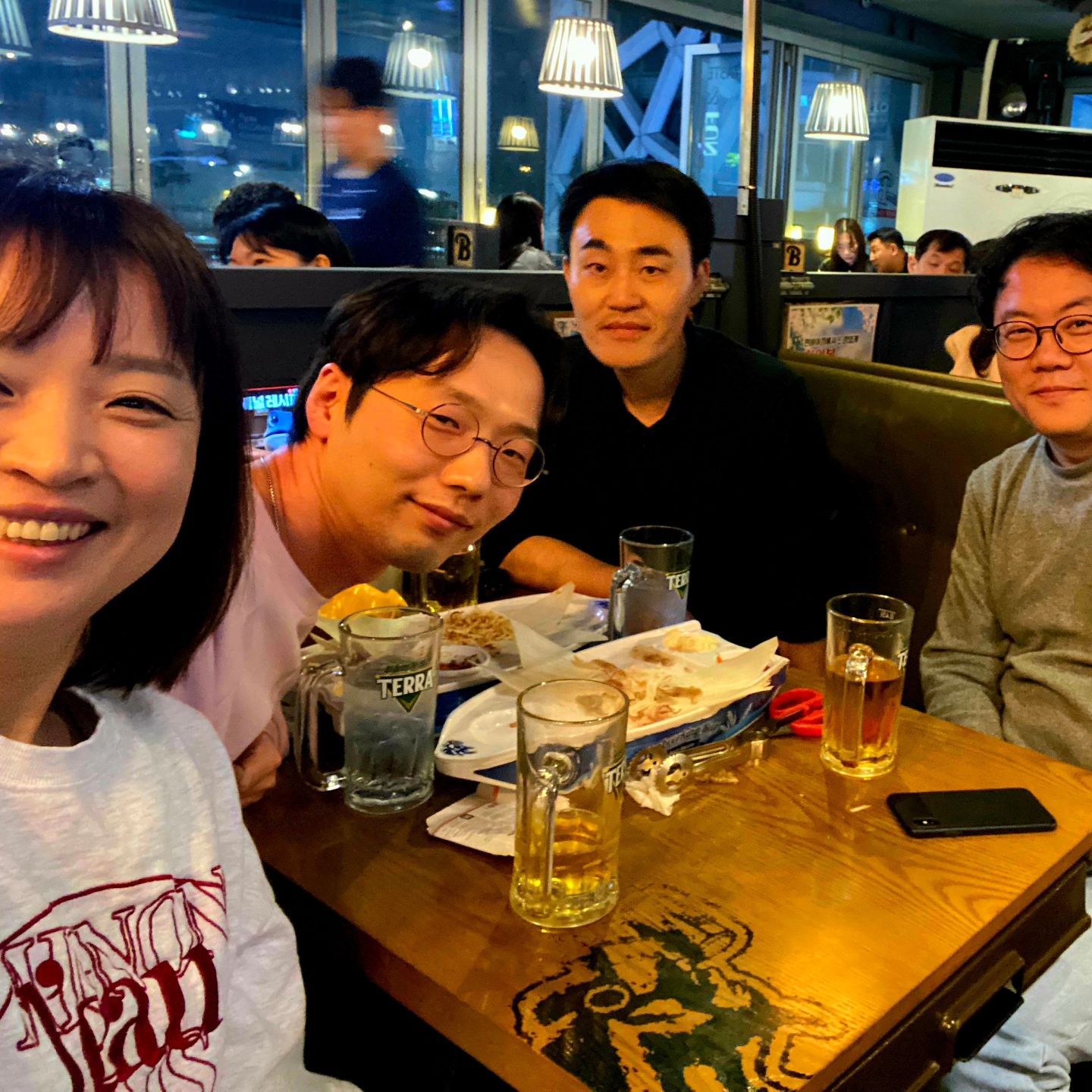 학창시절 서먹했지만, 사회에 나와 동질감 생긴 후배들. 
친했다가, 떨어졌다가, 다시봐도 좋은 동기. 그녀는 이 모임의 구심점.

"이 감정, 표정으로 말하잖아."