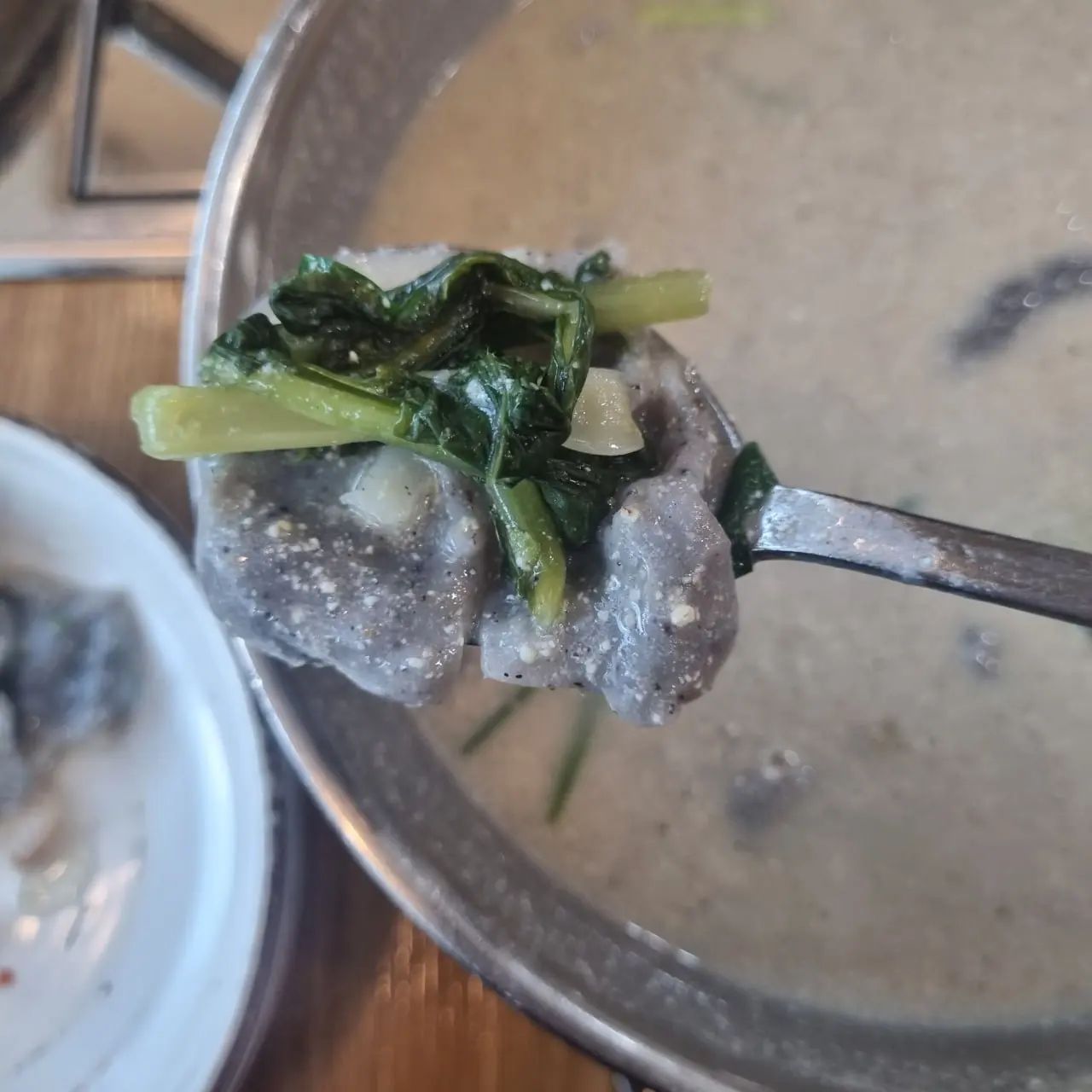 이야~ 여기가 내가 찾던 바로 그 맛집!
들깨수제비에 맛보기수육까지!!

겉절이와 함께 먹으면 그냥 입안이 천국이네~
수제비가 쫄깃하고 맛있고!
수육도 야들야들하니 입에 넣으면 살살 녹는구나 녹아!

소주한잔 하면 최고의 맛인듯!
남김없이 싹싹 다 비우고 왔네요~
매일 먹고 싶은맛!

#오시오칼국수 #대전맛집 #대전맛집추천 
#대전핫플레이스 #노은동맛집 
#대전유성맛집 #반석역맛집 #유성맛집 
#대전족발 #대전데이트코스 #대전핫플 
#대전칼국수 #하기동맛집 #충남대맛집 
#대전가볼만한곳 #대전수제비 #대전수육 
#노은역맛집 #반석동맛집 #대전먹거리 
#맛스타그램 #jmt #재방문각 #졸맛탱