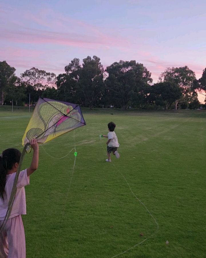 2023.12 In Perth🌿
바람이 없던 날.
하필 연을 날리자는 아이들🥲
그래 그냥 뛰어랏🤣🤣
정말 열심히 뛰네ㅋㅋ
많이 뛰어놀자👍🏻
 
 
#호주퍼스 #집앞공원 
#바람없는날 #뛰어서 #연날리기
#잘뛴다우리아들