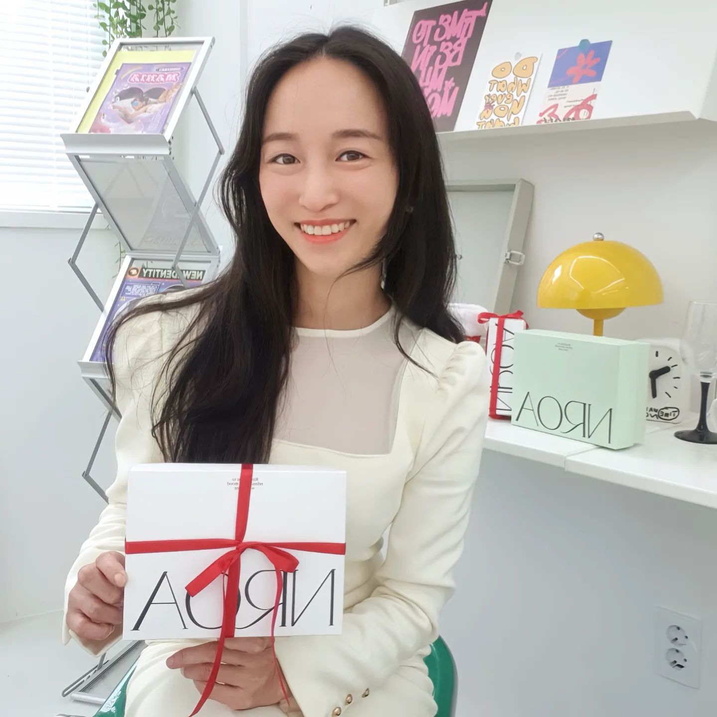 #협찬 #느로아 #섬유향수 
지금1+1행사중!
nroa.official

포장도 예쁘고 향기는 더 예쁜 느로아!
안그래도 갖고싶었는데 1+1 행사까지ㅎ
향도 만드신분 닮아 아주 예쁘고 기분좋아요😊

📌이벤트 기간: 12/9 ~ 12/20 기간 동안 1+1 이벤트 
💡느로아 멀티퍼퓸 or 디퓨저 구매 시 원하는 향으로 멀티퍼퓸을 한 개 더 증정.

특히 연말 크리스마스 선물을 어떻게 준비해야 할지 고민하는 분들께 좋은 아이템이 될 것 같아요. 소중한 사람들에게 마음을 전하고 싶은데 선물의 종류와 가격 취향 등 다양한 고민으로 인해 머리가 아프신 분들께 특히 추천!

일 년에 단 한 번뿐인 1+1 행사라고 하니 꼭 득템하세요!

#멀티퍼퓸 #nroa #크리스마스선물추천 #연말선물 #크리스마스이벤트 #향수선물 #겨울향수 #여자친구선물추천 #남자친구선물추천 #오늘의집 #홈테리어소품 #향수공방추천 #향수공방