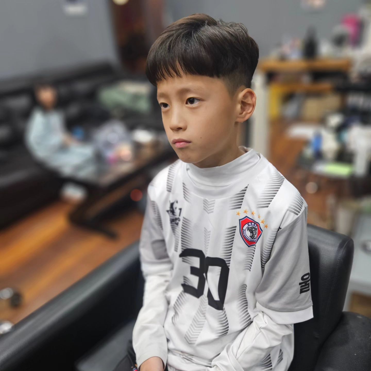 🤭
.
남자아이 헤어컷트도 어찌나 꼼꼼하게 해주시는지~
직업정신, 장인정신 투철한 디자이너분께 머리했어요😍😍
.
형아랑 민주 머리하고 왔더니
은근~하고 싶었는지 생애 첫 펌💜
애든 어른이든 머릿빨이 참~~ 중요하네요ㅋㅋㅋ
생기돌고 인물이 산다며💙
.
가만히 앉아 있는게 젤 어려운 아이라
담번에 또 한다고 말할지는 의문이지만ㅋㅋㅋ
예쁘게 머리하고 집에 갑니다~ㅋㅋㅋ
.
.
#정창헤어
#울산미용실추천
#울산머리잘하는곳