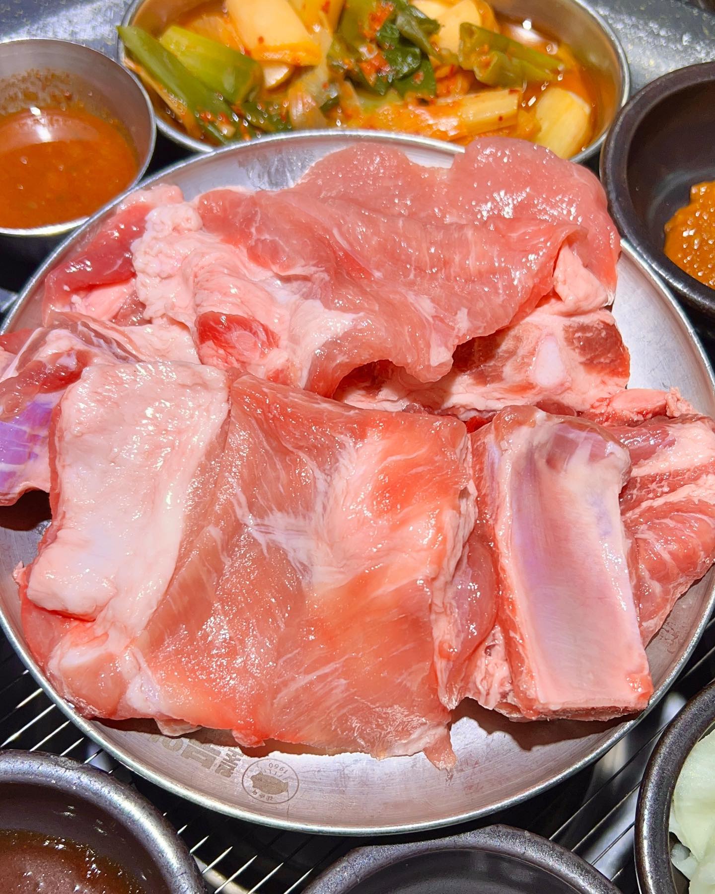 영등포 모임 회식 장소는 #원조부안집영등포역점 

🥩 #육즙목살 
두껍게 썰어내어 육즙을 가둔
부드러운 식감의 부안집 대표 육즙목살

🍖 #부안생갈비 
갈비 중에서도 지방질의 식감이 쫄깃한 극강의 생돼지갈비

원조부안집만의 잘 익은 대파 김치와 고기 조합 굿!!

#쫄깃껍데기 
두툼한 벌집껍데기를 특제간장소스에 절여 
3일간 숙성한 시그니처 메뉴
콩가루 필수!! 

🍲 부안김치찌개
고기가 잔뜩 들어간 개운하고 얼큰한 부안식 김치찌개

🍚 #10분밥 
갓 지은 밥에 버터 + 간장 + 계란 + 참기름 등을 넣고 
비벼먹는 사이드 메뉴 버터밥

#살얼음물쫄면 
돼지고기의 느끼함을 잡아줄 수 있는 살얼음 동돌 물쫄면
시원한 물쫄면과 버터밥은 같이 먹으면 더 맛나요 

#영등포회식장소 #영등포모임장소 찾으신다면 
맛있는 고기가 있는 #원조부안집 방문해보세요 ~

📍서울 영등포구 영중로4길 19 (영등포동3가 22-3)

#영등포역맛집원조부안집 #영등포역맛집추천 #영등포시장맛집 #신길역맛집 #영등포동맛집 #영등포역고기맛집