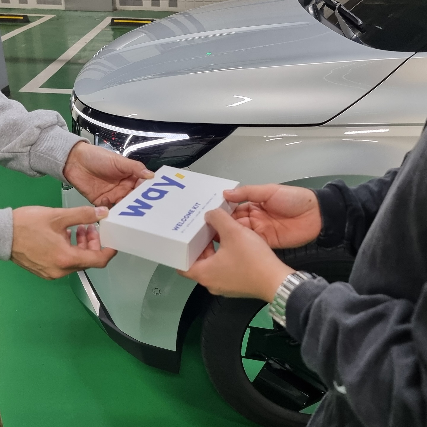 #협찬 #광고
________________________________________

[ 웨이렌터카 ] way.drive 
________________________________________

이번 주말, 시원하게 드라이브 하고싶었는데
[ 웨이렌터카 ] 덕분에 시원하고 안전하게 즐길 수 있었어요!

제가 있는 곳까지 직접 와주시고
유니폼 입은 직원분이 밝은 미소로 맞이하여 주셨습니다!
주행거리, 보험사항, 사고 및  손상 발생 시 처리 방법 등을
계약서 서명 전, 이해하기 쉽게 설명해주시고 
간편하게 모바일로 서명하여 매우 편리하더라구요😆

또, 직원분이 차량 외관을 함께 확인하면서 
데미지 체크를 해주시고 유량 확인도 함께 해주셔서 신뢰가 듬뿍!

손 소독제, 물티슈, 차량용 쓰레기봉투, 볼펜이 들어있는 웰컴키트도 제공해 주시는데 선물받는 느낌은 누구나 좋아하시지요~?
차량을 이용하면서 유용하게 쓸 수있었답니다!
수령한 차량 상태도 최고였고
차량 반납시 바로 세차 및 소독을 하기 때문에
청결한 상태를 유지해서 안심하고 사용할 수 있더라구요!
체고체고🤍🩵🤍🩵

안심하고 탈 수 있는 [ 웨이렌트카 ] 와 함께
더운 여름 시원하고 안전하게 드라이브 어떠신가요~?
________________________________________

더 많은 사진과 상세 정보는 블로그에 게시 됩니다🤍
프로필 링크타고 [ 쭈댕로그🐹 ] 방문하긔 ଘ(´•3•)⊃━☆
________________________________________

#협찬 #렌트카창업 #소자본창업 #프랜차이즈창업 #창업추천 #추천창업 #청년창업 #웨이렌트카