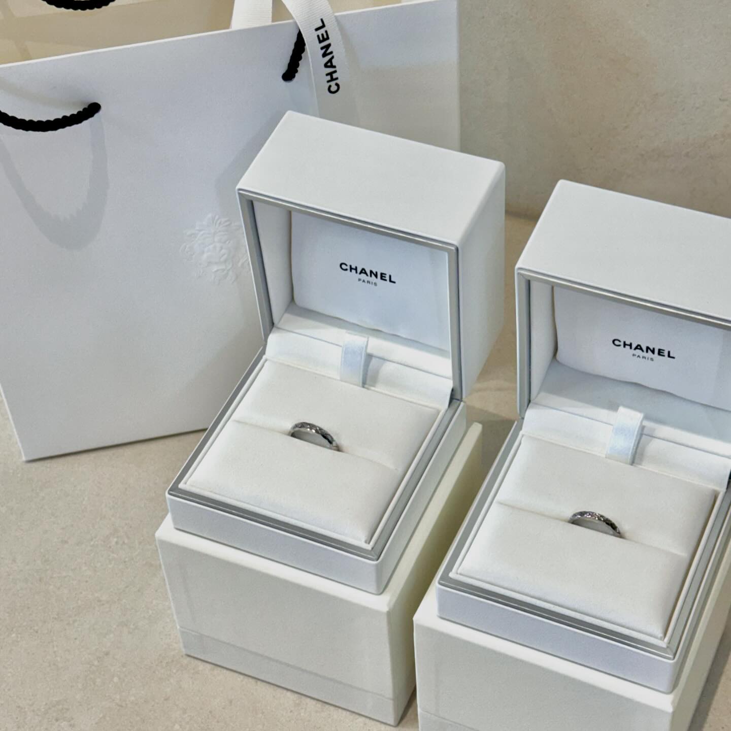 💍

손이 부어서 출산하고 웨딩링을 맞출까 하다가 제주도에 있다 보니 시간이 너무 귀해져서 육지 와서 예식 계약한 김에 맞추고 온 우리의 웨딩밴드 ꔷ̥̑.̮ꔷ̥̑ 🤍

요즘 이사 준비, 결혼 준비에 하루하루 바쁜데 혹여나 나 힘들까 봐 먼저 알아본 뒤 꼼꼼하게 정리해 주고 모든 은희 하고 싶은 거 다 해라고 다 맞춰주는
우리 우기 덕분에 결혼 준비 과정도 너무 행복하다 🫶🏻

항상 고마워 내 남편 재욱 , 알콩달콩 예쁘게 살쟈 💗
예쁜 반지 선물해 줘서 감사합니댜 🤍 절대 안 빼고 잘 낄게요 💍

#결혼준비 #예비부부 #신혼부부 #샤넬웨딩밴드