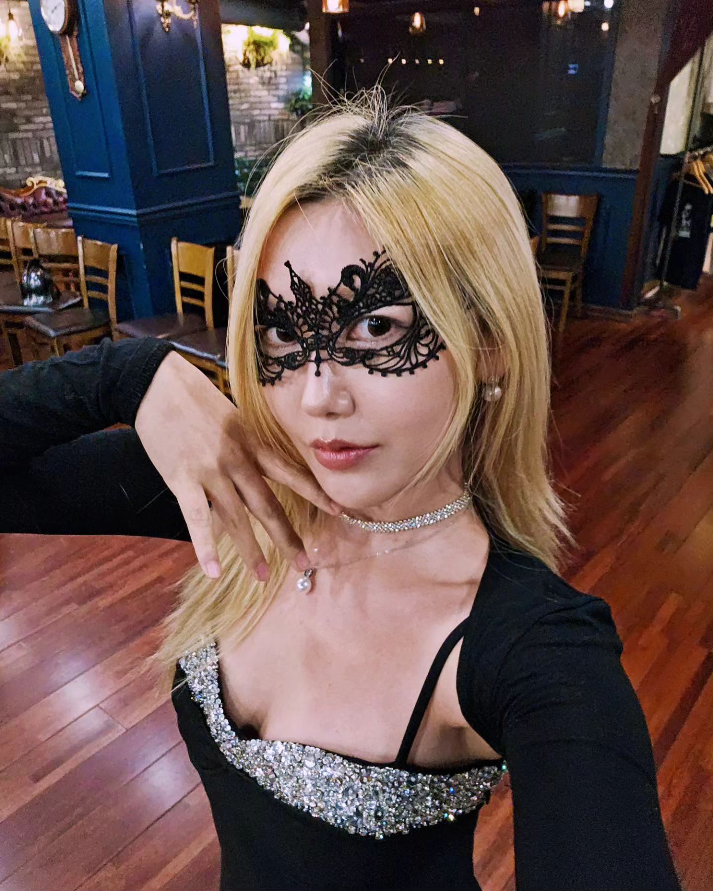 #해피할로윈 🎃🍁
지난주에 #가면무도회 를 컨셉으로 한
#할로윈파티 에 다녀왔어요:)
금요일 적금사진입니당ㅋㅋ

블랙원피스에 크리스탈, 진주 뽀인뜨!!
맛있는 것도 먹구
사진도 찍구
이벤트도 참여하구
덕분에 예쁜 옷도 입어보구
넘나리 즐거운 시간이였어요❤️🧸🎃

올해는 안전하고 행복한
할로윈이 되었으면 합니다🎃❤️

#봄날의 데이지

ㅡㅡㅡ

➡️ 작품 아카이브 daisy_yui_art
.