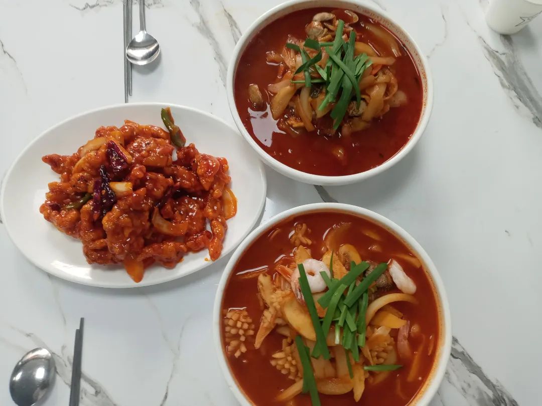 #협찬 팬더짬뽕전문점 

짬뽕 진쩌 찐 맛집 

짬뽕에서 중요한거는 불맛 그리고 야채들에 식감 

강한 불에 너무 오랜시간 볶으면 숨이 죽어 식감또한 죽는데

여기 팬더짬뽕전문점은 양파랑 다른 야채들 식감이 살아있고 

불맛도 너무너무 좋네요 😍

불맛도 살려있고 식감도 살아있는 진정한 짬뽕 맛집

잛은 시간에 빠르게 볶아서 식감도 살아있고 맛까지 있는 짬뽕 

#청주짬뽕 #청주맛집 #청주짬뽕맛집 #동남지구맛집
#먹스타 #먹스타그램 #데일리