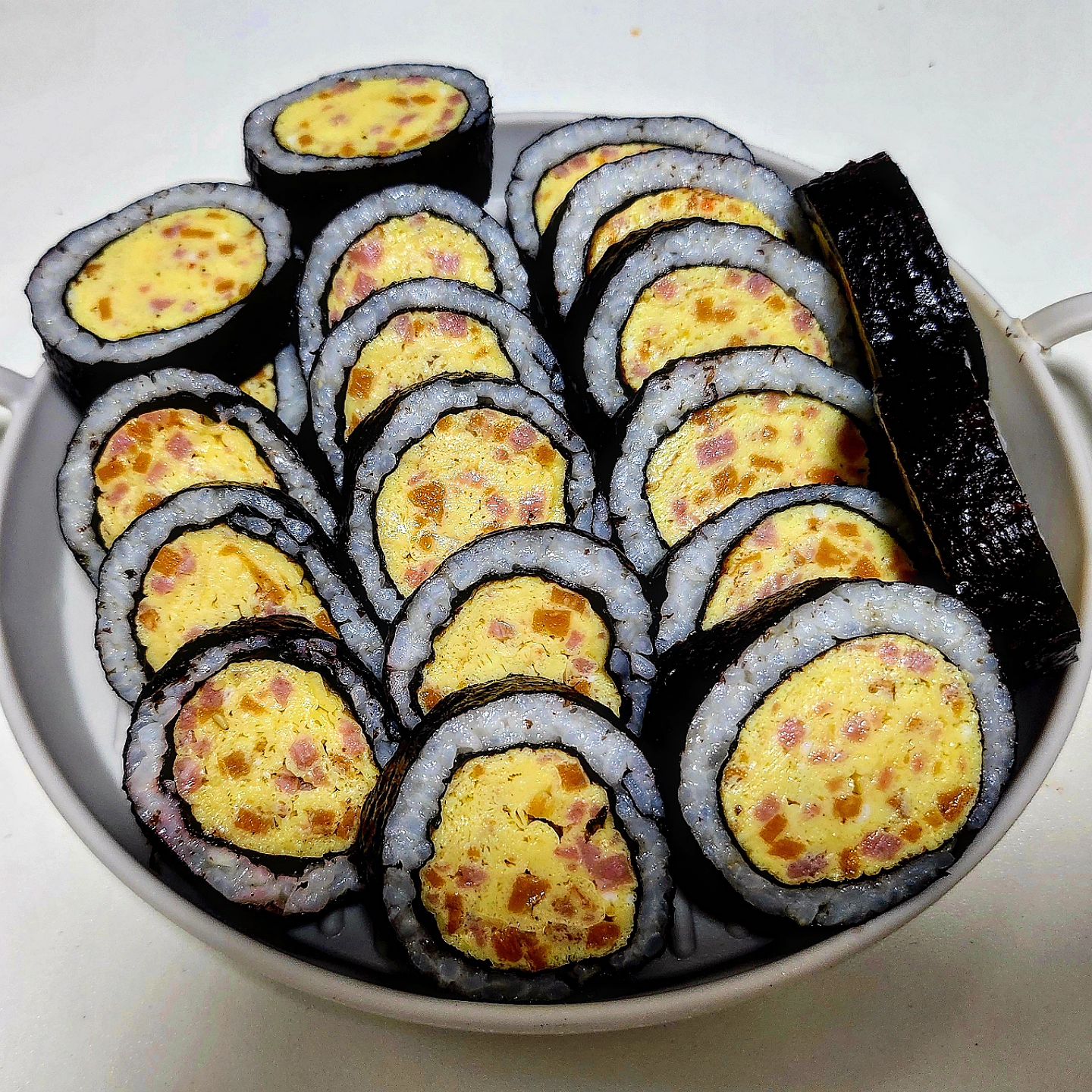 #계란말이김밥 
ㅠㅠ갤럭시 AI그림자지우기 기능 업데이트하고 없어졌는데 다른방법 아시는분