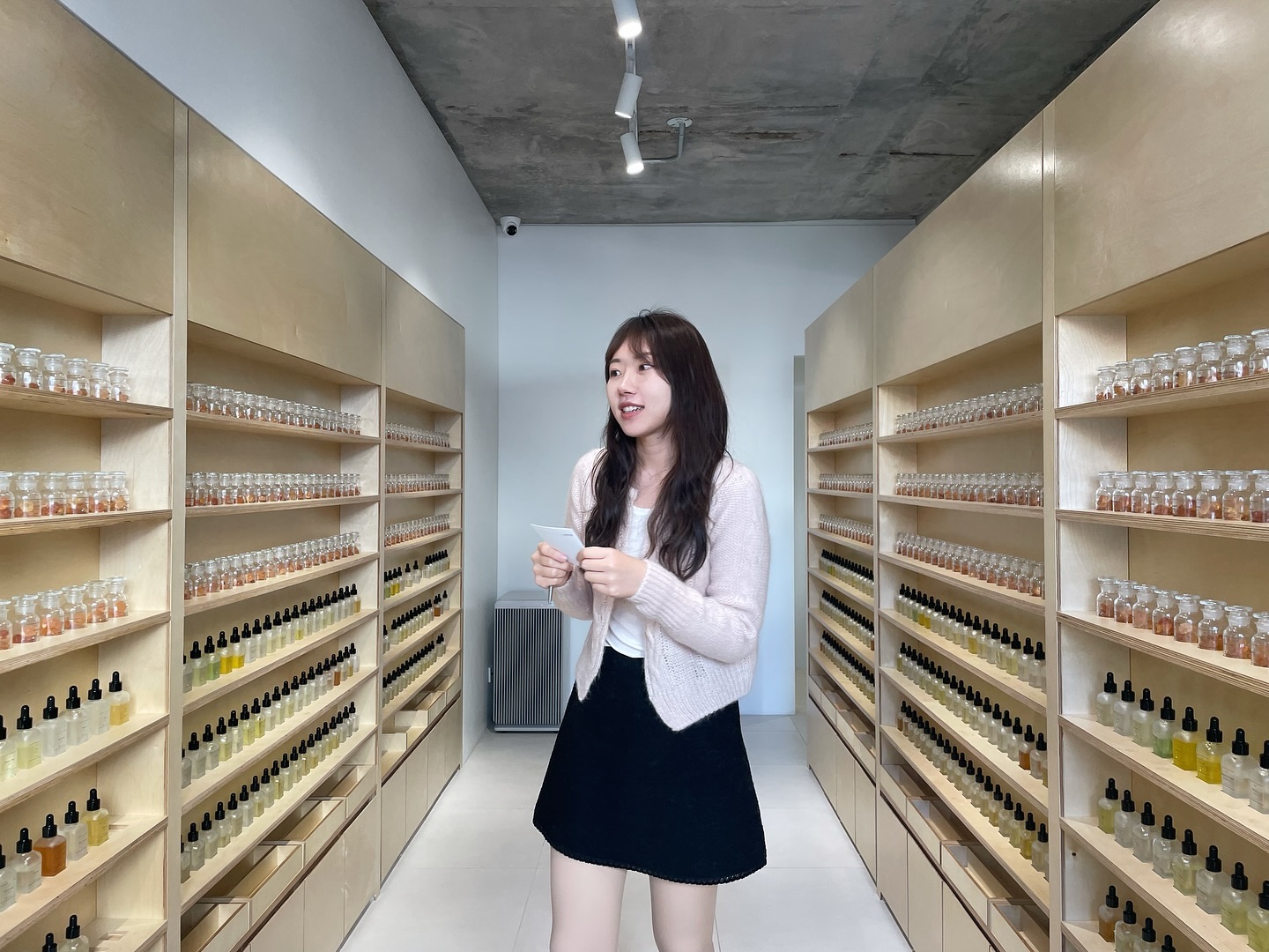 영하 -12도 오들오들 추운날 ❄️ 하루종일 성수동에서 노는 방법 ⁉️ 실내데이트 코스 추가하기 ⭕️

향수공방에서 향수만들고 왔어요! 1시간 반 동안 따뜻한 공간에서 나만의 향수 만들기 얼마나 좋게요~🧐 내 취향만 쏙 쏙 담긴 향을 가지게 되어서 넘 좋았어요 .. 💖 

📍성수향수공방 닷노트
서울 성동구 연무장길 6 2층

서울 핫플✨ 데이트 정보 계속 받아보고 싶다면
rani__lime