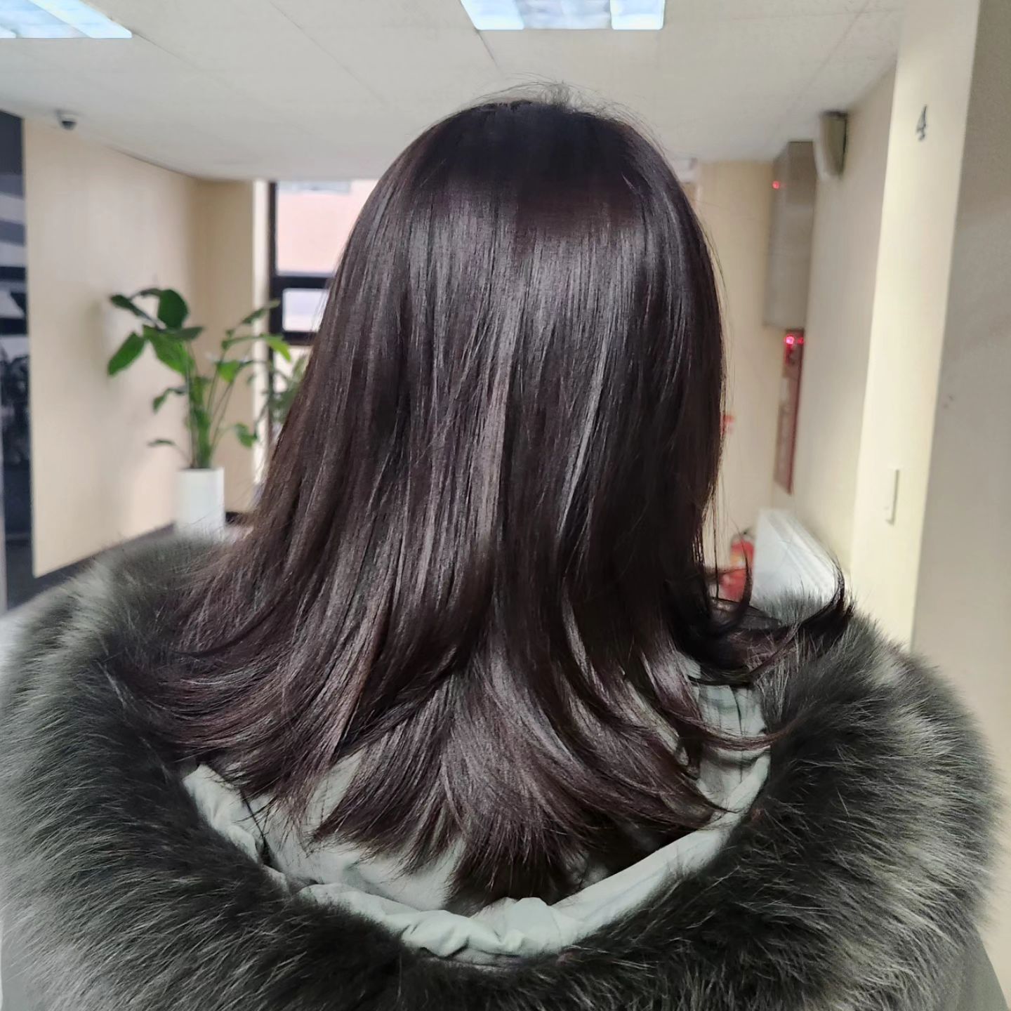 _
머리 손질 받는게 이렇게 힐링이 되는일인지
함초롬한헤어 다녀오고 나서 너무 잘 알게되었다🩷
헤어에 대한 지식과 경력이 풍부한
원장님은 예쁘고 말씀도 잘하시는데
무엇보다 실력과 마인드가 👍🏻

셀프염색으로 지친 푸석한 헤어를 단정하게 톤다운 염색하고
케어까지 받았는데 염색약을 바르고 염색을 했는데도
일주일이 지났어도 머릿결이 계속 더 좋음!!
머리 주체가 안되서 짧아도 묶고 다녔는데
요즘은 풀고 다니게 되었다고합니다 ㅋㅋ

케어 베드는 무려 안마베드 🤩
제공되는 티가 스낵류도 잘 챙겨쥬시는 센스✨️

일상에지친 직장인들, 육아맘들 모두들
함초롬한 헤어에서 내 스타일에 맞는 스타일링과 케어를 받기를 추천합니다 😊

현재는 1인샵으로 예약제 운영하시는데
오롯이 나만 케어를 해주시니 방치되는 느낌1도없고
입장해서 집으로 갈때까지 챙겨주시는 느낌에
너무 감사한 마음까지 갖고오게된 곳💕
여의도에 오래오래 운영하시기를 🙏🏻
.
.
.
.
.
.
.
#협찬
#리뷰노트 #톤다운 #염색 #미용실추천
#함초롬한헤어 #여의도미용실 #샛강역미용실 #여의도역미용실 #영등포미용실추천 #샛강미용실
#헤어케어 #헤어샵 #힐링

이 글은 리뷰노트를 통하여 본 업체에서 제품 또는 서비스를 제공받아 작성된 글 입니다. 

본