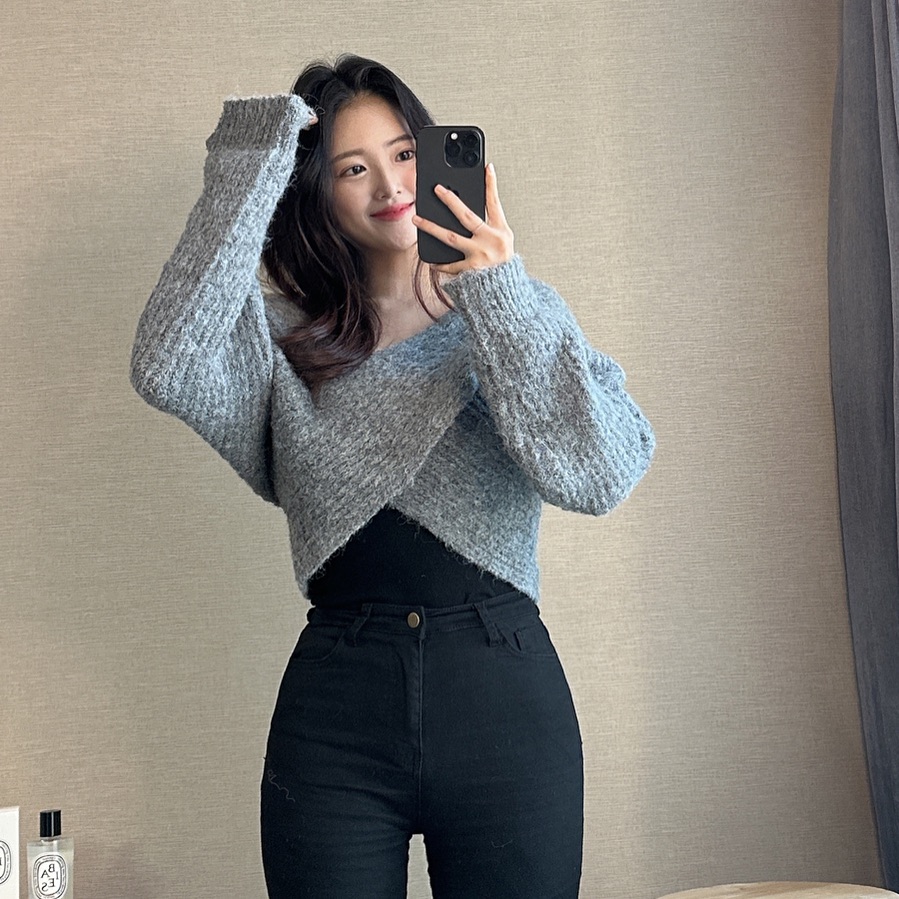 안녕하세윰🖤
오늘 생각보다 날이 쌀쌀해서 따땃한 랩니트 입고 출근하여요!
특히 아침마다 저는 회사원과는 맞지 않나 싶은 생각과 함께,,🥹 오늘은 제발 칼퇴할수있겠됴?🙃

모든 직장인들 화이텡,,! 
주말만 보면서 오늘은 꼭..!! 칼퇴해보겠어용🧸
.
.
.
.
.
.
.
.
 #데이트룩 #오늘의코디 #거울샷 #거셀 #출근룩  #직딩룩 #ootd #일상코디 #데일리룩 #20대코디 #촬영 #모델 #쇼핑몰 #쇼핑몰추천 #쇼핑몰모델 #광고 #배우#일상#dailylook #패션스타그램 #ootdfashion