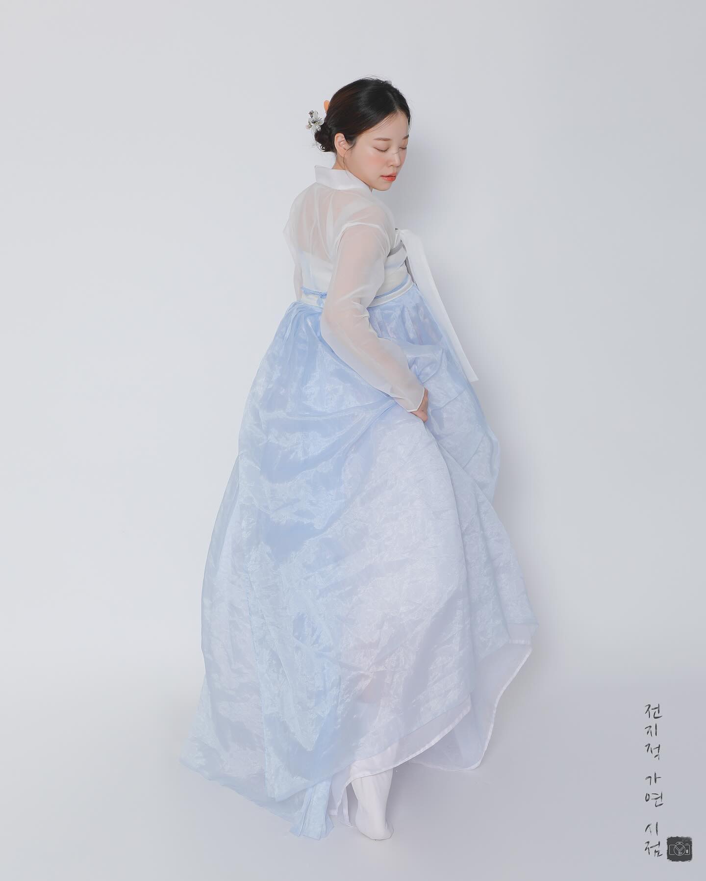 보정을 할 때 
1차 작업을 마치고 2차로 본격 보정에 들어가는데요!!! 
오늘은 한 번에 할 수가 없어서 아침에 1차 작업만 하려고 손님들 사진을 보는데
동그랗고 예쁘고 몽글몽글한 사진이 많아서 
아 너무 설레고 기분 좋게 하루를 시작할 수 있게 되었어요!!!!🫧

저는 이 작업을 하면서
저를 위해서는 무엇을 찍는 사람인가 생각해보면 형태의 것들 보다는 내면으로부터 꺼내져나오는 그 자체로의 사람들을, 한 장의 종이와 화면 안에 영원히 멈추게 해서 그 안에 담긴 무수히도 많은 스스로의 아름다움들을 마주하게 해주고 싶은 마음으로 찍는 것 같아요. 말 그대로 ‘찍어’서, ‘증명’해주고 싶어요.
여러분이 가진 아름다움들은 어떤 것들인지,
어떤 시간들을 보내오며 지금이 되었는지 같은 것들을요.

이 걸 아는 건 아주 중요한 일 이라고 생각해요.
점차 몇 년 후에 지금을 돌아볼 때 보통은
정말 행복하고 즐거웠지!의 마음 보다
고생도 많았고 힘에부치는 일도 많았지.라고 생각 하는 경우가 있어요.

그런 애잔한 마음을 안은 채 과거를 떠올리다, 그 때 쯤 담아 놓았던 사진들을 꺼내보면 그렇게 고생했다 생각했는데 이렇게도 씩씩하고 싱그럽게 꿋꿋한 마음으로 잘 살아내주었구나! 위로와 안도의 감정을 느끼며 나를 다독여줄 수 있는 순간을 마주해보실 수도 있어요. 

저는 먼 훗날 언젠가 마주해보시게 될 이런 위로의 순간들에 꼭 필요한 준비물인 ‘지금’을 남겨드리는 일을 앞으로도 하고 싶어요.
그 걸 위해 사진을 하고 싶지 무리해서 어색하게 예쁘게 만들어진 사진을 위해 노력을 하고 싶진 않아요. 

저의 뜻을 존중해주신다면
저 역시 여러분 그대로를 존중하고 열심히 담아드리겠습니다🤍

보정 오늘 저녁에 전달하겠습니다~!
오늘이 셀렉본 전송 후 14~15일 째 되시는 손님분들 조금만 기다려주세용!!🍵

헤/메 정보
헤어_미모를 담다
메이크업_미모를 담다 

#전지적가연시점 #한복화보 #한복스냅 #한복사진 #만삭사진 #만삭화보 #대전 #사진관 #대전사진관 #hanbok #프로필 #프로필촬영 #개인화보 #평민한복