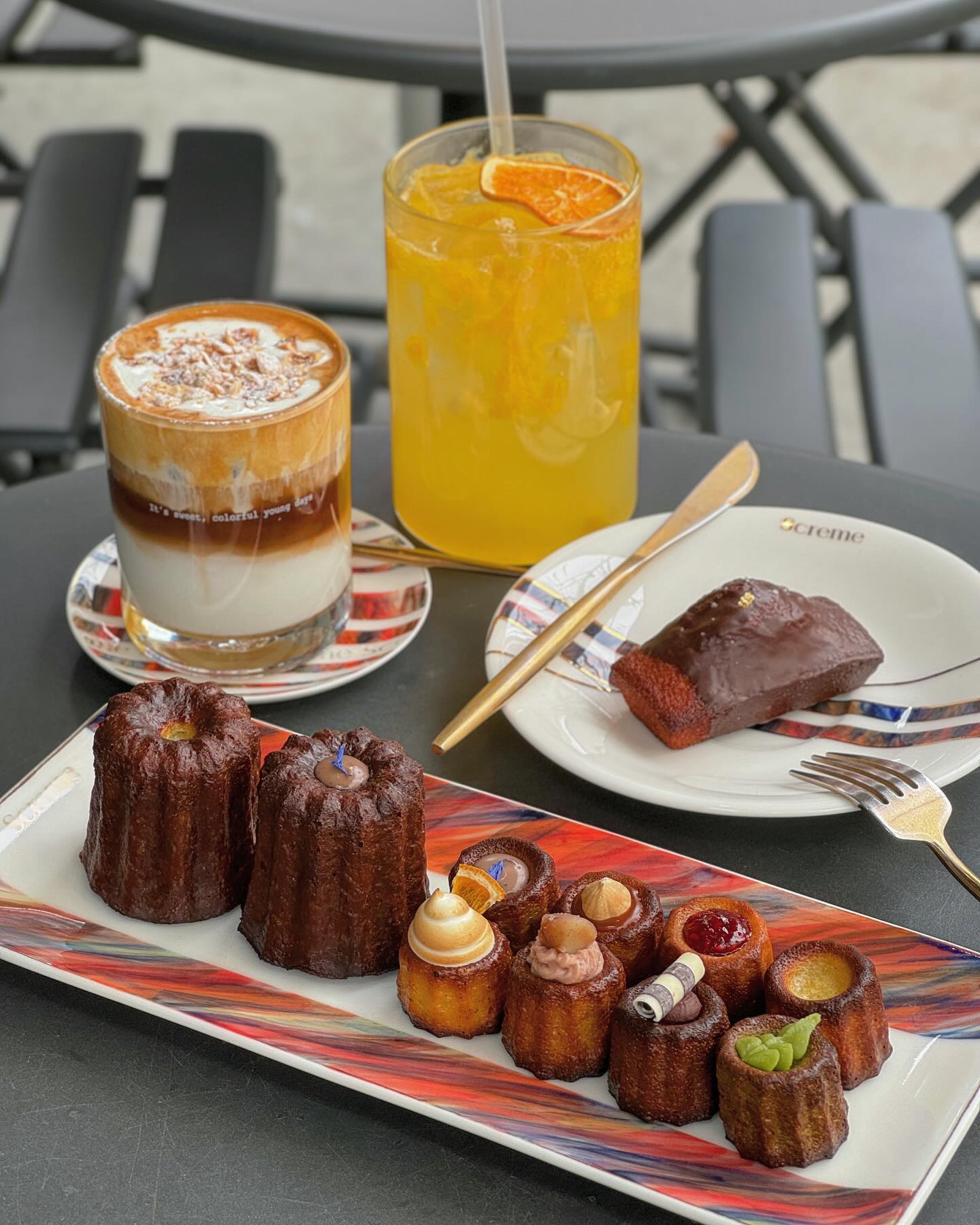 *협찬 cafe.screme screme.cafe 

인생 까눌레라 불릴 수밖에 없는 #스크렘 의 까눌레는 겉바속쪼오오온의 환상적인 식감으로 웬만한 #까눌레맛집 의 콧대를 박살내버림💥

우선 까눌레 종류가 무척 다양한데 가장 기본인 클래식부터 얼그레이, 말차, 초코, 몽블랑, 레몬 머랭 등 각종 까눌레와 앙증맞은 미니 세트 까눌레, 휘낭시에 및 바치케까지 준비된 #강남역카페 다🍽️

이와 함께 즐기기 좋은 커피 및 음료도 여러 가지에다 커피맛집일 만큼 커피 또한 디저트 못지않은 훌륭한 맛의 #신논현역카페 인데🤎

혼커하기도 좋은 편안한 분위기와 수많은 좌석, 그리고 사장님의 상냥함과 친절한 직원분들까지 뭐하나 부족함없는 #역삼동카페 다✨

럼과 바닐라 향이 어우러진 겉은 바삭하고 속은 촉촉한 클래식과 얼그레이향을 머금은 얼그레이, 중독적인 단짠한 맛의 소금 초코 휘낭시에🍫

부드럽고 달콤한 크림 위 고소한 견과류를 잔뜩 올린 스크렘 라떼와 상큼함으로 입안을 평정시킨 오렌지에이드까지 완벽한 #강남카페 인 셈🍹

세상 깜찍한 미니 세트 까눌레는 사진찍기 더할 나위 없는 디저트로 환상적인 식감은 일반 까눌레가 더 뛰어나니 기본 까눌레는 꼭 먹기 약속🤙🏼

📍주소 : 서울 강남구 봉은사로4길 17 1F
⏰영업시간 : 매일 12:00~22:00, 일요일 12:00~18:00 
🅿️주차 : 🙅🏻
.
.
.
.
.
#역삼카페 #강남구카페 #강남디저트 #강남디저트카페