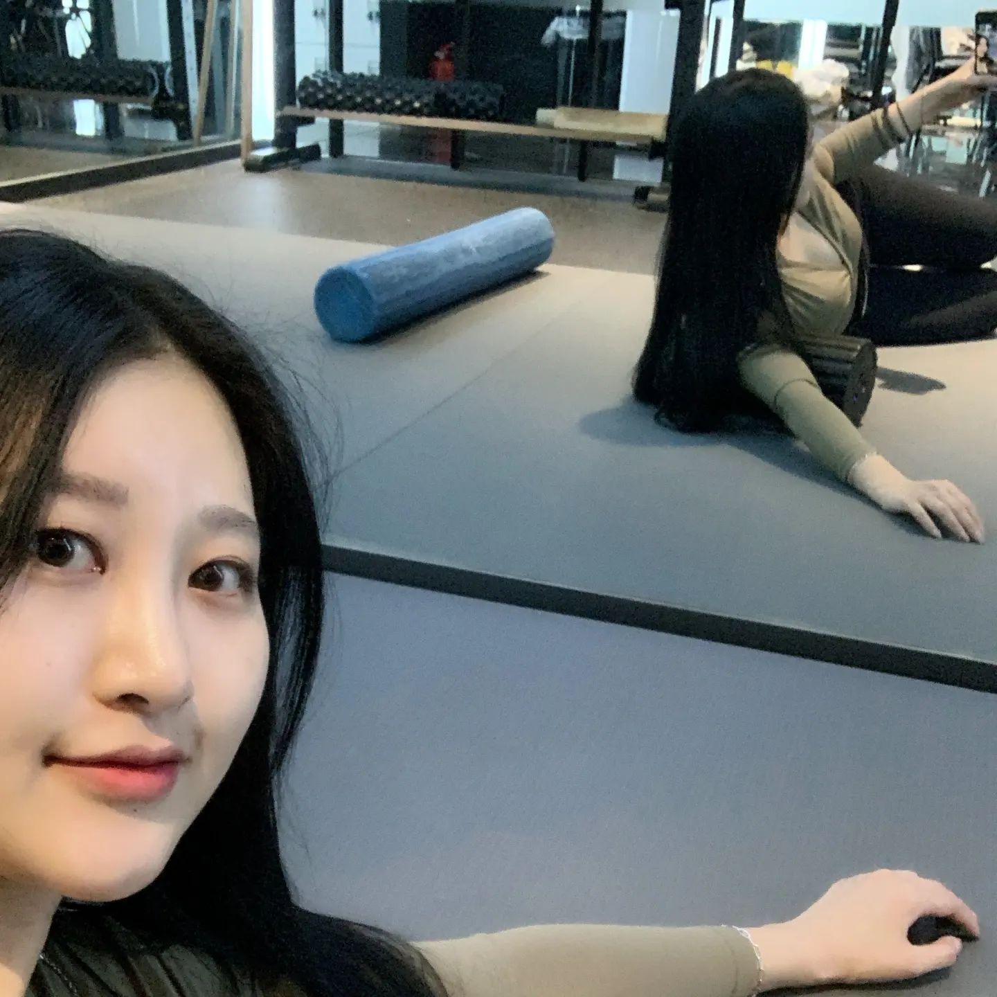 #협찬 huerabeauty 
🌿 

헬스 시작할 때, 아니 헬스 뿐 만 아니라 운동 시작 전 몸풀기를 하면서 운동 전 준비를 하는 것과 더불어,
운동 하기 전에 꼭 해주어야 하는것 중 하나..
바로 메이크업 지우기 🚿🛁

메이크업 한 채로 운동하면 땀 나면서 모공 열릴 때
화장품을 피부가 쪽쪽 흡수해서 모공 커지고 피부가 상한다...🤣
직설적으로 말하자면 피부 더러워짐....

나는 메이크업 하는 것 보다 오히려 하기 전에 피부 관리가 중요하고
메이크업을 하더라도 메이크업 지우는게 중요하다고 생각해서

구체적인 수치로 표현하자면 메이크업 색조 제품 1개 구매할 때
기초&클렌징 제품 5개 구매하는 비율인 것 같다 💄🧼

그래서 지금 30대 접어들고 나이는 먹어도 피부만큼은 20대라구 자부함 뿌이 ✌️ 

가..끔 풀메하고 운동하는 여성동지들 보면 달려가서 클렌징 하라고 해주고싶다..(상상만)

너무너무 씻기 귀찮고 힘들 때, 혹은 운동 전 빠르게 클렌징 해야할 때 딱인
클렌징 티슈 💚🌿
휴에라 클렌징티슈가 순하고 부드러워서 애용하고 있는데 
매일 데일리 클렌징템으로 쓰고 운동가방에도 넣어다닌다

기내에도 들고갈 수 있어서 해외출장 갈 때에도 들고갈 수 있구!!
국내 출장 갈 때에도 액체가 아니다보니 부피도, 무게도 상대적으로 가벼워서 휴대히기 좋다 호호

✔️국내 유일한 특허 방법으로 추출한 맑고 투명한 천연 참나무와 나무인삼의 황칠나무 순수 수액을 사용한 순한 클렌징티슈
✔️유기농 코코넛 🥥오일 사용!! 일코올이나 유화제 및 화학성분등을 일체 사용하지 않고 클렌징티슈 사용 후에 별도의 추가 리무버 필요없이
눈화장, 립화장 도 한번에 클렌징 할 수 있는 올인원 클렌징티슈💚
✔️지성피부, 건성피부, 복합성피부 모든 피부타입에 안심하고 사용할 수 있음!!

 #클렌징티슈 #클렌징티슈추천 #저자극클렌징 #휴에라화장품 #휴대용클렌징 #휴에라클렌징티슈 #비건 #수분 #여행용화장품 #각질제거 #인생템 #뷰티스타그램 #스킨케어