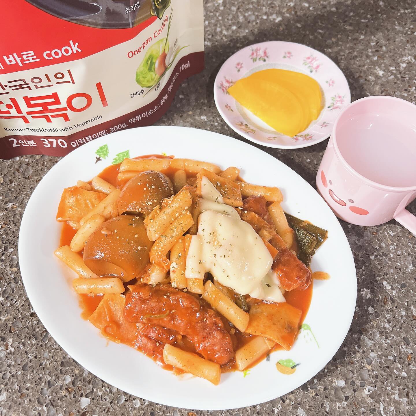 #협찬
기나긴 겨울방학... 
틈만 나면 간식거리 찾는 아이들 간식으로 뭐가 좋을깡??
고민하다 발견한 한국인의 떡볶이!! 
조리도 간편해서 약 6분이면 뚝딱완성되는데
국내산 100% 쌀떡이라 쫀득쫀득하고
국민학교시절 학교앞에서 먹던 추억의맛 그잡채 ㅋ
치즈나 계란, 라면사리를 추가해 조리해 먹으면 
떡볶이 전문점 부럽지 않은
우리집에 떡볶이 맛집이라능 ㅎㅎㅎ
.
https://smartstore.naver.com/mlocalfood 
.
#바로COOK #우리들녁식품 #한국인의떡볶이 #국내산100% #쌀떡 #간편조리 #국내산밀키트 #온가족간식 #추억의맛 #원팬요리 #뚝딱완성
#맞팔 #선팔 #맞팔댓글 #맞팔디엠 #일상 #좋아요 #좋반 #데일리 #소통 #선팔은맞팔 #맞팔해요 #follow #followforfollowback #likeforlikes
