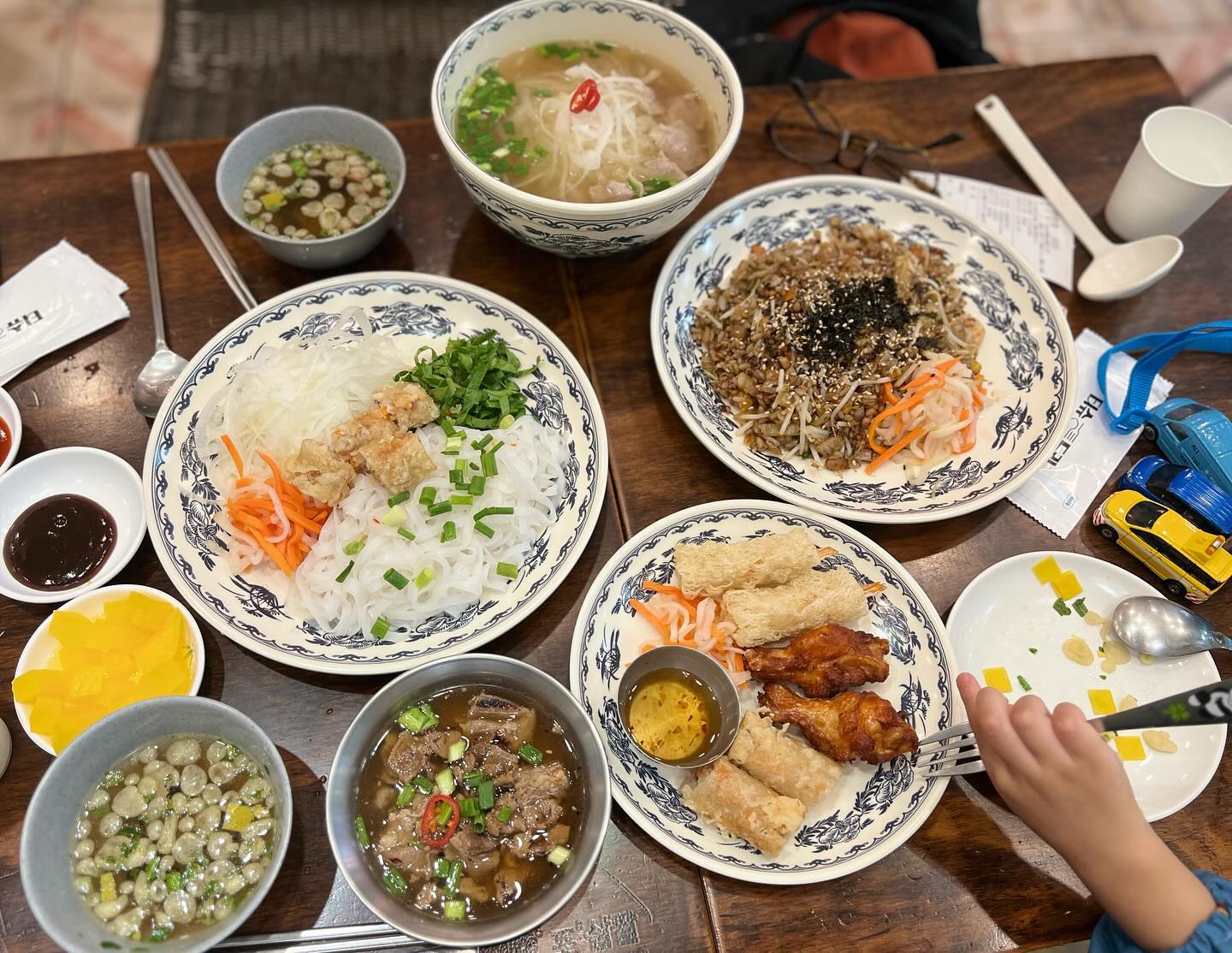 _
문센 가기 전 방문한 쌀국수집
_
가족세트 시켜서 셋이서 넘 맛있게 먹었다. 주문하고 올드보이가 쌀국수 하나 더 시킬지 고민했는데 양 무엇… 🫢 테이블에 둘 곳도 없었음. 배터지게 묵고 디저트 하나씩 입에 물고 이동 💛
_
_
#토요일 #정주부 #셋밥 #외식
