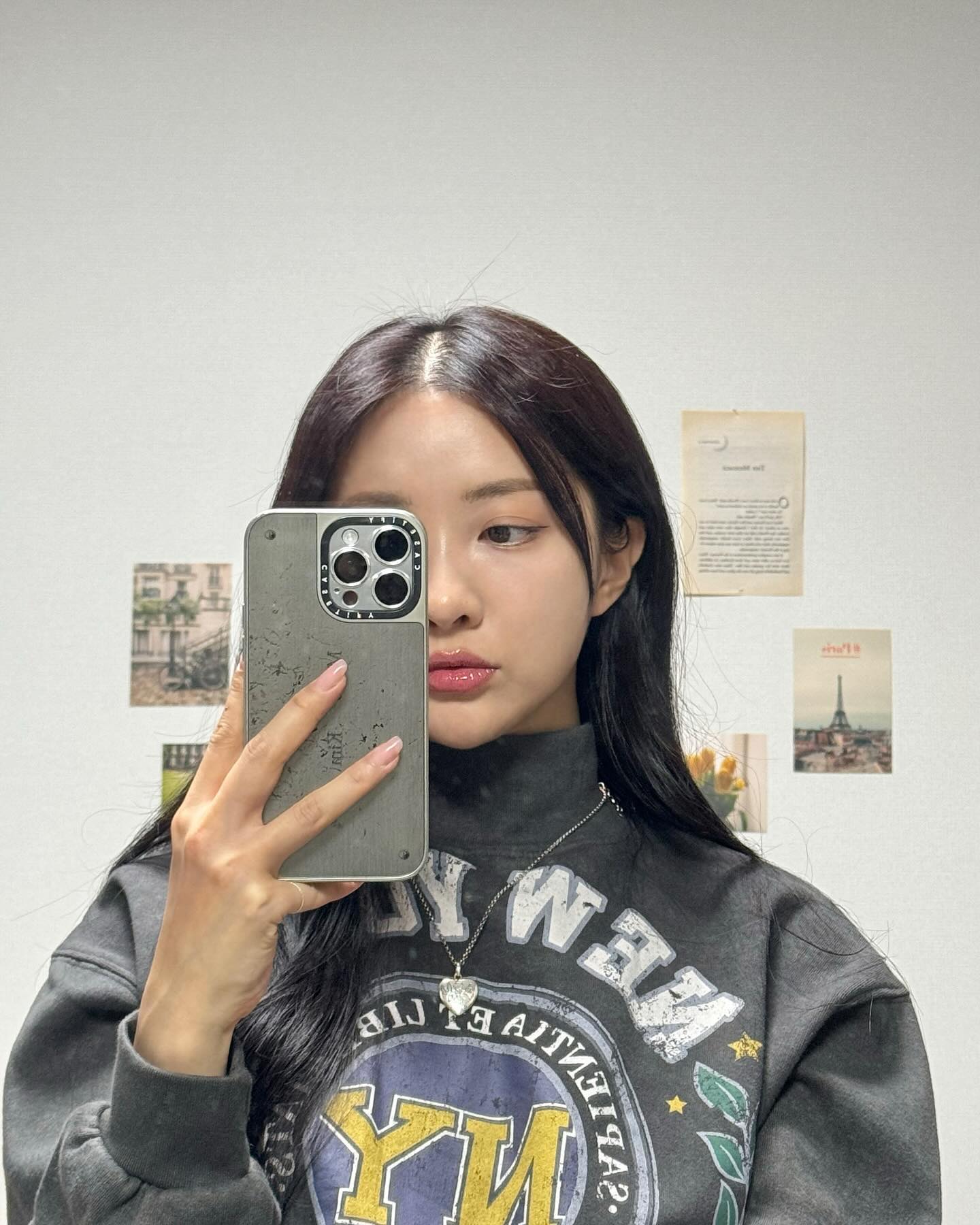 #광고 닥터가드 아이폰 카메라필름🛡️

핸드폰 막쓰는 사람, 저요저🙋🏻‍♀️ㅋㅋㅋ
핸드폰 케이스를 아무리 씌워도, 카메라는 보호되지 않더라구요~
단차가 다르게 설계되어있다 하더라도- 울퉁불퉁한 곳에서는 무용지물!!
그래서 핸드폰카메라 필름을 씌우기로 했어요!✨

메탈 소재의 카메라필름으로 기존 유리필름의 단점 보완해서 나온 필름인데
아이폰과 유사한 색상이라 일체감이 들어 예쁘더라구요
그리고 유명한 케이스와 함께 사용해도 전혀 거슬리는것 없이 깔끔하게 맞네요👍

#닥터가드 #아이폰15카메라필름 #아이폰카메라필름 #메탈카메라필름