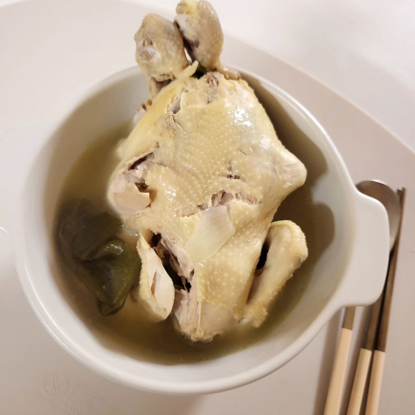 #집밥#삼계탕

아이들이 통닭을 정말 좋아하거든요. 
매일매일 통닭을 사줄 수 없어서 
집에서 삼계탕 만들었어요♡

닭을 깨끗하게 손질하고
저는 닭을 우유에 20분 꼭 담가 놓고 있어요.
잡내 안나고 닭이 더 쫄깃쫄깃해지고
맛있다고 하더라구요.
백숙국물팩.양파.파 있으면 맛있는 국물을
만들 수 있어요. 마늘도 넣어야 하는데 
냉장고에 마늘이 없더라구요 ㅋㅋ

닭두마리 1시간 푹 끓였더니 우리집 4식구
배부르게 맛있게 먹었어요

만들기 간단하니까 집에서 한번 만들어서 
드셔보세요. 정말 맛있어요♡

#삼계탕만들기#삼계탕🐔#집밥스타그램
#집밥삼계탕#먹스타그램🐷#먹스타맞팔#먹팔#맞팔#먹스타#먹스타그램🍴#맛스타그램#맛스타#맛스타그램😋