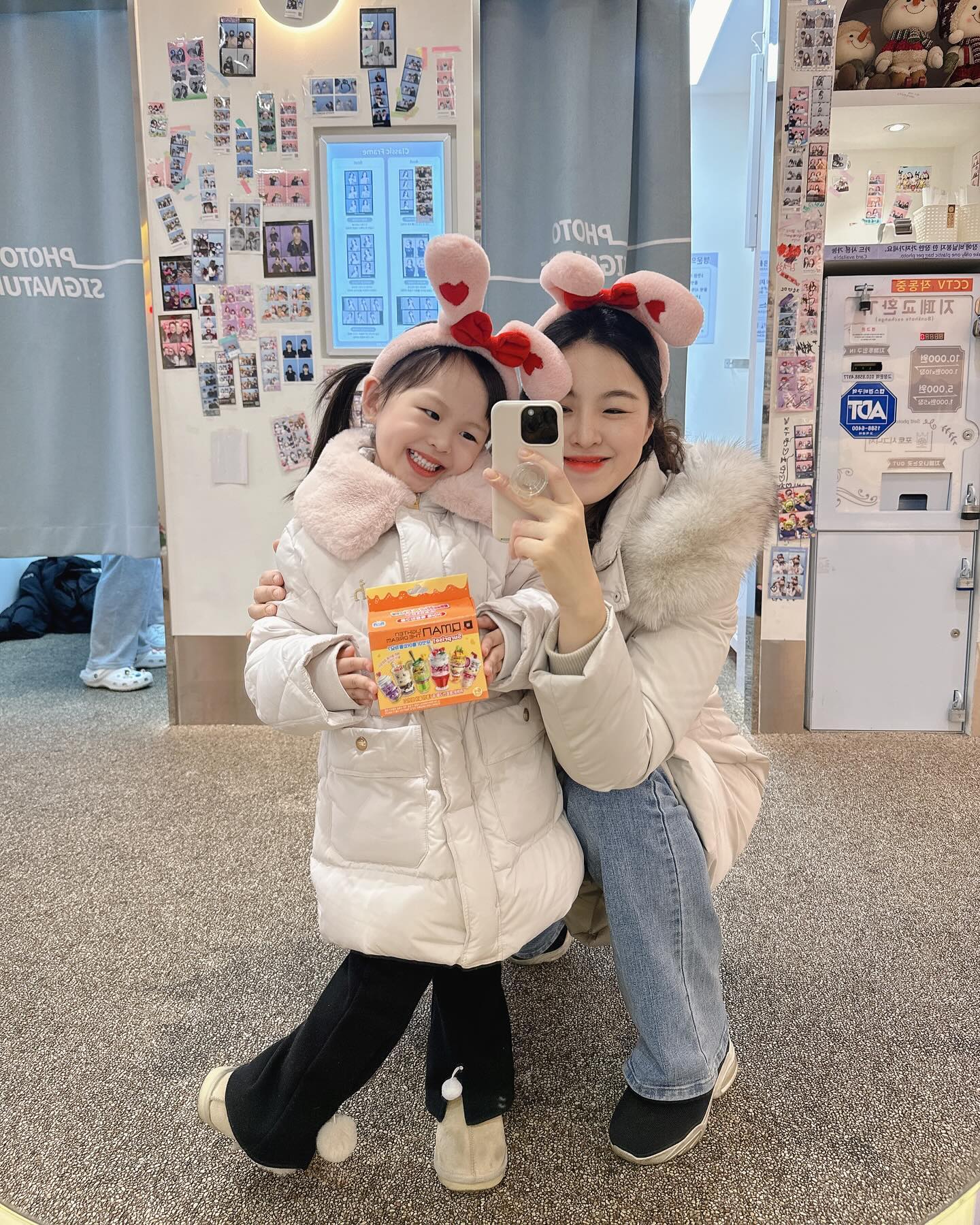 -
친정만 오면 스티커사진 찍자는 그녀♥️
거울샷은 늘 루틴이쥬👍🏻
이제 올해가 내일이 마지막이라니 🥹
시간 너무 빠른거아니냐구요
.
.
#육아맘#포토#스티커사진#딸맘#딸래미#쥐띠맘#4세아기#4세여아#인생네컷#딸이랑엄마랑