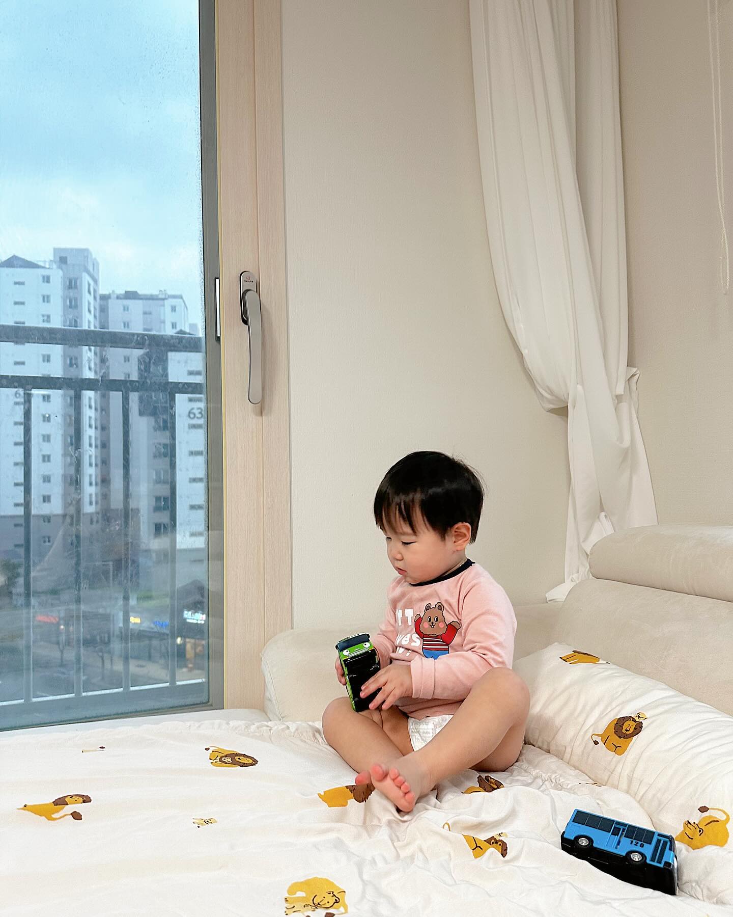 Hᴡᴀɴꪔ̤̫ 

환이도 빼꼼이도 너무 좋아하는 
도노도노 사계절 양면 낮잠 이불세트 🤍
주 1회마다 세탁해야하는데 베개도 덮는 이불도 가볍게 분리되어 
엄마도 넘 편안하다구우 🫶🏻

#도노도노낮잠이불 #어린이집낮잠이불 #낮잠이불일체형