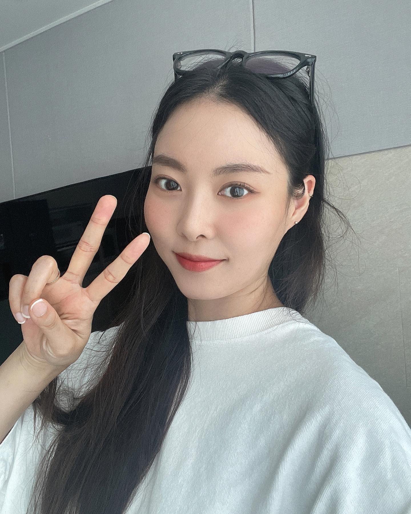 뿔테안경 샀는데 
왜 저는 안경이 안어울릴까용🤓? 
휴대폰 볼때만 써야겠당..ㅎㅎ

#일상 #안경 #뿔테안경 #패션 #셀카 #셀스타그램