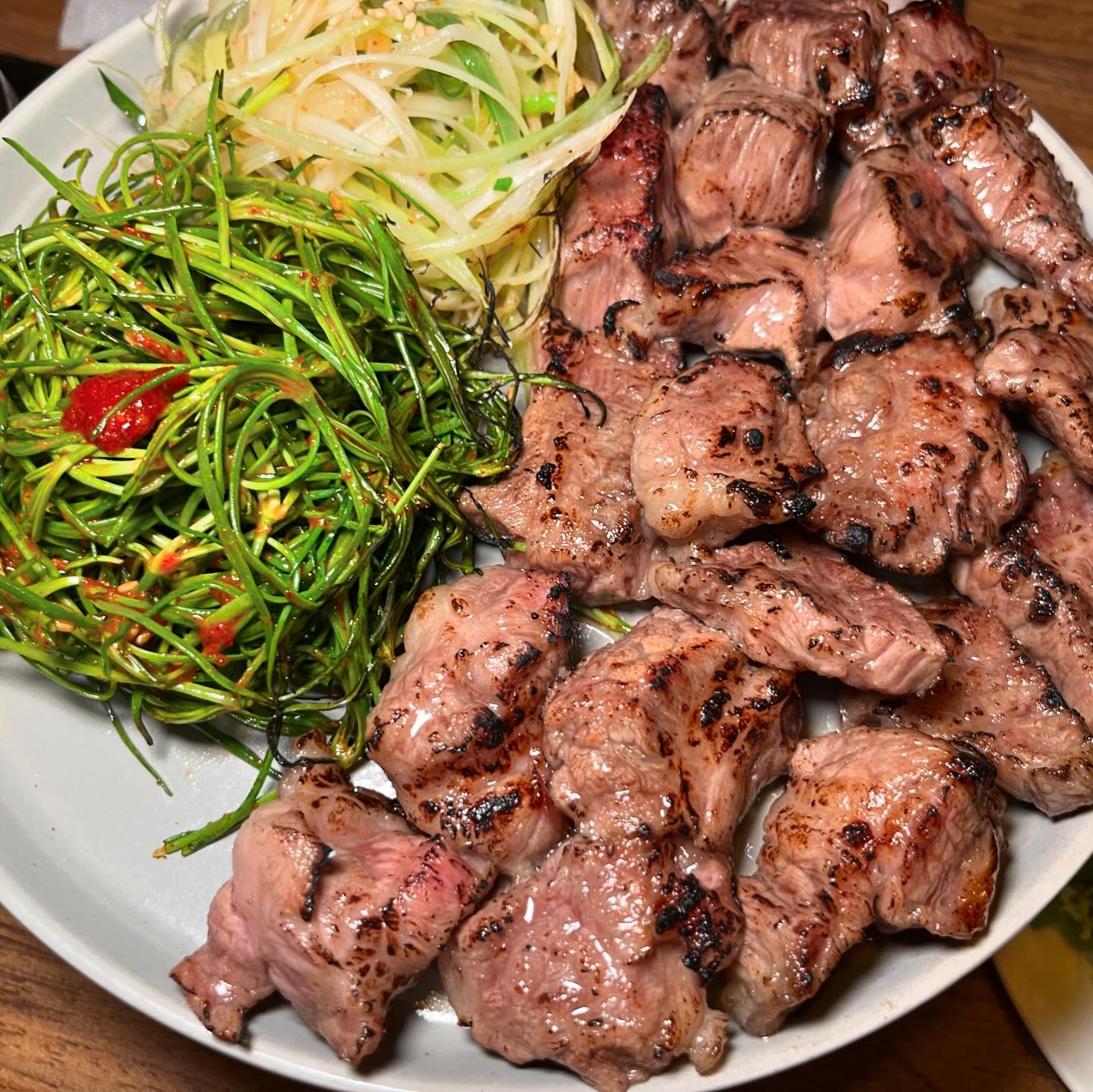 육즙터지는 갈비 먹고싶은사람!
대학로에 이런 맛집이 있었다니...🫶

가게도 참 깔끔하고 직원분들 다 친절하시고👍👍
레오맘은 이번에 커플세트로 주문했는데요.
커플세트는
늑갈비+트러플솥밥+육회,김밥전+된장찌개
구성이예요. 2명이서 방문하시면 커플세트 추천!!💗

무엇보다도 고기가 너무 맛있었는데요.
눈앞에서 바로 토치질 해주십니다.
육즙 가득히 머금은 두툼한 늑갈비살... 미쳣다리🫨🫨
파채랑 달래무침 같이 내어주세요.
곁들여 먹으면 오마이갓...!!!✨

부드러운 한우육회+김밥전
윤기좌르르 신선한 한우육회에
무침 곁들여서 먹으니
부드럽게 술술 넘어갔어요.✨

트러플 갈비솥밥도 참 고기랑 다 잘어울렸어요.♥️♥️

레오맘 TIP!
평소 웨이팅이 있는 것 같아요.
이른시간 가시거나 전화로도 예약이 가능하다고하니
참고해주시고요.
호명할 때 꼭 자리에 계셔야 한대요!

🐱
레오맘 PICK!
M.커플세트 77000원
육미안 하이볼 8000원 2잔

’육미안 혜화점‘
☎0507-1449-1611
영업시간
월~목 12:00 ~ 22:00
Break time 14:30 ~ 16:00
금~일 12:00 ~ 23:00
Break time 14:30 ~ 16:00
종로구 창경궁로 246-4 1층 육미안
