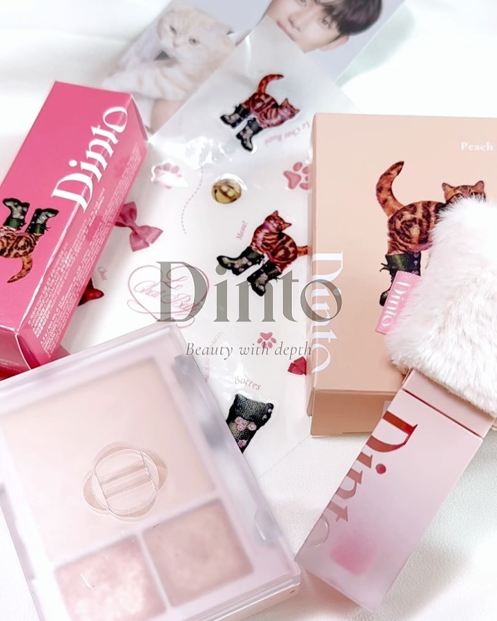 #제품제공 dinto_cosmetic 딘토✨new틴트,치크아이팔레트
 
패키지부터 이미 내맘에쏙 들어버린 장화신은고양이🩷이번 딘토 신상이 소설 🐈장화신은 고양이에서 영감을 받은 콜렉션으로 고양이 발바닥 컬러에서 기안하여 만들어졌어요⁎◕ ˕ ◕블러젤리 플럼핑 립 틴트 7종, 치크 & 아이 멀티유즈 팔레트 3종 출시!! 딘토가 완전색조맛집이잖아요 역시나👍게다가 9월9일 고양이날을 맞이해 수익의 일부도 기부하는 취지까지 너무 완벽해요 ˗ˋˏ 새로운모델도 김수현배우님이라는데 이번에 포토카드까지 준다구용,,, ♡ʾʾ

771핑크쥴레 
유리알 광택+플럼핑이라 고양이 발바닦처럼 말랑탱글한 입술표현이 가능해요 아프지 않고 온열감과 냉감이 동시에 느껴진답니당
컬러는 쿨톤컬러이지만 저는 웜톤메이크업할때 베이스로도 발라주는데 너무 예쁘더라구요

764피치 샤
강남 메이크업샵 다교원장님과 공동개발해서 청순뽀용느낌이 너무 예뻐요 3가지의 쉐이드 매트, 쉬머펄, 호일글리터구성으로 뽀용청순 아나운서같은 메이크업연출 가능해요
매트 제형: 블러셔(단독 및 베이스 블러셔), 눈가 컬러코렉팅
쉬머 제형: 아이 베이스, 애교살 베이스
호일 글리터: 아이 포인트, 애교살 포인트

🐾 8월 올영픽 (온,오프라인 할인) 40%🐾
고양이 귀모양 틴트모자 : 딘토 립틴트 2개이상 구매시증정 
고양이 스티커: 딘토 올영픽 구매시 증정
딘토의 새로운 모델 김수현포토카드 : 2만원이상구매시 증정

#딘토 #고전문학비건뷰티 #르샤부뜨콜렉션 #플럼핑립틴트 #멀티유즈팔레트#코덕#코덕맞팔#Kbeauty#makeup #립조합 #립추천 #멜팅밤 #촉촉립 #데일리메이크업 #웜톤 #lip