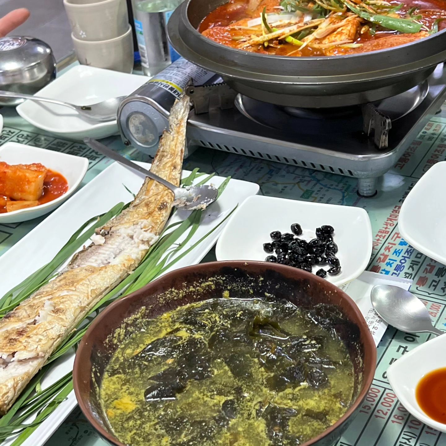 협재에서 가까운 맛집 제주 대문집
여행와서 오신분들, 제주도 거주하시는 분들도 많이 방문하는 갈치조림 맛집
최자 맛집으로도 유명하죠!
가격도 저렴한데 통통한 갈치에 맛있는 반찬, 든든하고 가성비 최고 👍🏻 
비린내 나지 않는 갈치조림을 찾고 계신다면 여기입니다..♡