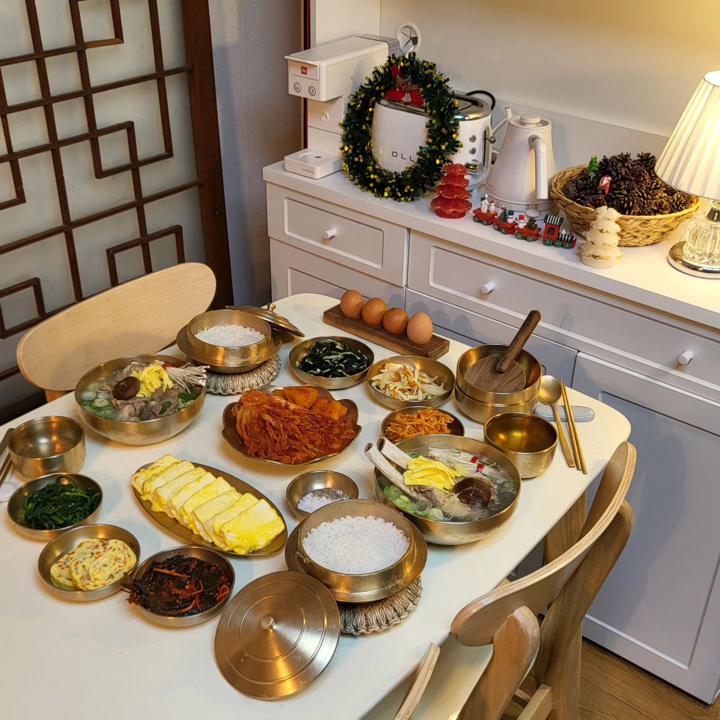 왕갈비탕 정식
왕갈비탕 한솥 끓인덕에
며칠째 갈비탕갈비탕하네요
왕갈비탕이라
뜯어먹는 재미도있고
고기도 맛있고 국물우 진국진국!
갈비탕에 당면 가득넣고
계란지단고명 올려
뜨시게 한그릇하면
세상 든든하네예
뜨시게 유기솥밥에 반찬들과
엄마 김장김치랑 먹으면👍
갈비탕 도둑들🤣🤣

후식으론 소화제 숭늉 한사발😅

오늘 목탕 갔다왔는데
몸무게보고 기절할뻔🤭🤭
천안와서 8키로 쪘
진짜 낼부터 다욧할꺼라했는데
낼뭐먹지 걱정하는
낼부터 한시간 걷기라도
시작해야지

#갈비탕#왕갈비탕
#집밥#집밥스타그램
#김치#반찬#밑반찬
#솥밥#돌솥밥#유기그릇