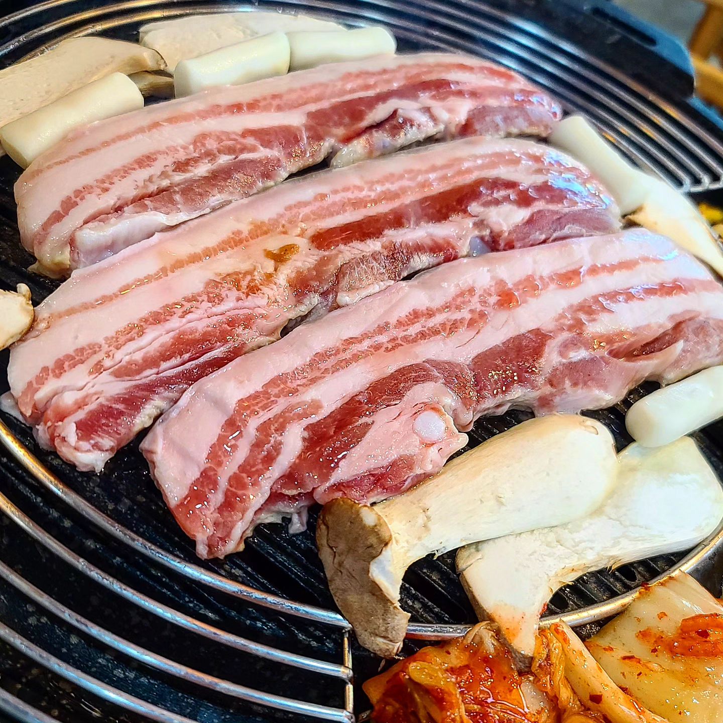 협찬) 듀록 삼겹살을 무한리필로 주는 곳이 있다구요??🤔

경기도 양주에 위치한 '우림관화로구이'에서 배터지게 먹고왔어요‼️

사장님께서 직접 공수한 업체를 통해 듀록 삼겹살을 무한으로 제공하고 있다고 하시더라구요!! 그래서 그런지 퀄리티가 대박 이었어요👍

🍽 주문메뉴
✨️삼겹살+목살양념 22,000원
✨️된장찌개 3,000원

고기 맛집들 찾아다니면서 삼겹살 많이 먹었는데 여기 삼겹살은 진짜 육즙도 가득이고 너무 맛있어서 한입 먹자마자 눈이 띠용👀 

삼겹살 흡입하다가 놓칠뻔한 양념고기도 먹어봤는데 너무 부드럽고 간이 적당하면서 맛있더라구요💕

셀프바에서 고기와 신선한 채소들도 가득 먹을수 있었는데 여기 파김치도 일품이니까 꼭 드셔보세요!!!

무한리필이지만 퀄리티가 너무 좋아서 재방문의사👌👌👌👌

#고읍동맛집#양주고기맛집#양주고기집#고읍동고기집#고읍동고기집추천#양주고기집추천#양주단체회식장소#양주돼지고기무한리필#고읍동무한리필맛집#고읍동단체회식장소#고읍동가족모임장소#고읍동구이맛집#고읍동동네맛집#우림관화로구이고읍점

오늘 불금 삼겹살 고고?👋
