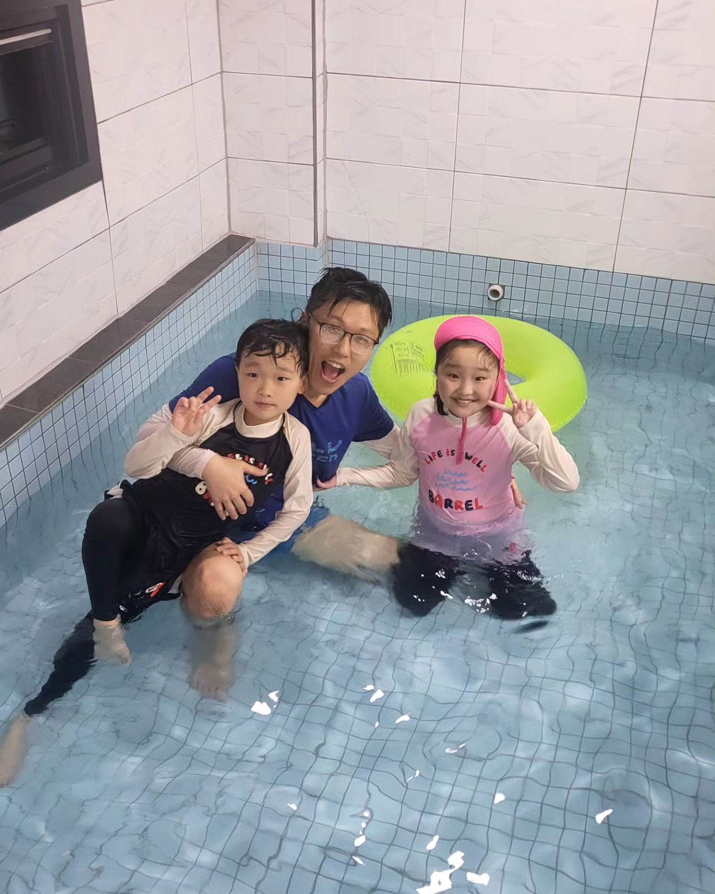 우리들의 여행 ㅎㅎㅎ
동생아, 넌 이제 힘들어서 못가려나
밤새우는 조카들 ㅋㅋ 
.
대가족 움직였다
아침에 일어나보니 눈이 펑펑펑펑펑
.
.
#풀빌라 #대가족펜션 #리버풀빌라 #온수수영장 #눈이펑펑 #가족여행 #대성리 #대성리펜션
