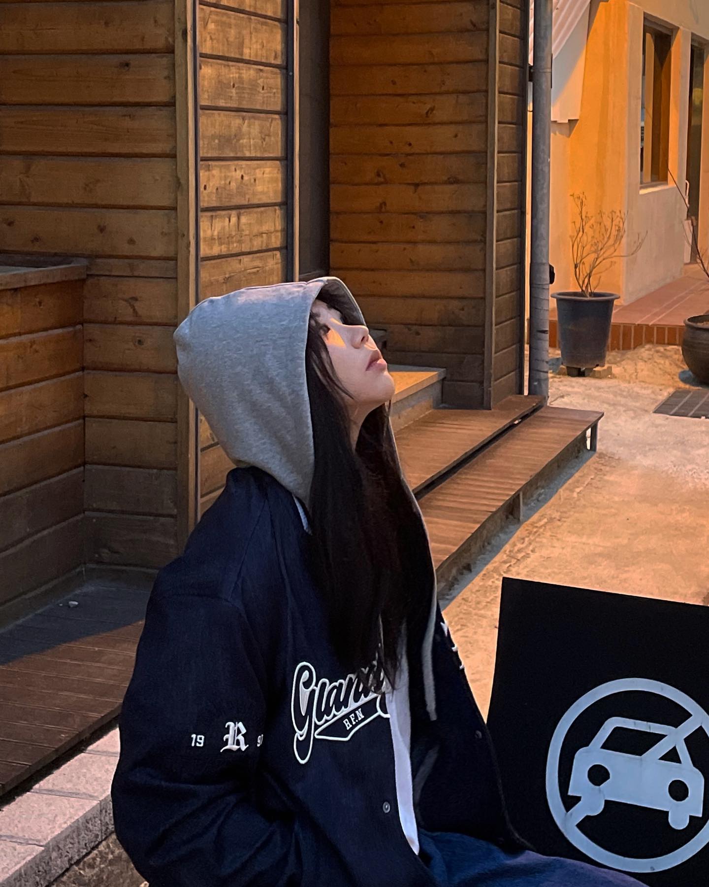 ready4next_official
고프코어 • 스포티 •스트릿 • 블록코어룩 즐겨 입으시는 분들한테
추천드리고 싶은 레디포넥스트 데님 바시티 🫢
후드는 탈 부착이 가능해서 좋았어요 
봄에 딱인 자켓 여기있다구 👋👋
.
.
.
#레디포넥스트 #READY4NEXT #바시티 #아우터 #아우터코디 #데일리 #데일리룩 #오오티디 #남자코디 #여자코디 #스트릿룩 #코디 #캐트릿 #스트릿 #스트릿코디 #무신사 #무신사스냅 #스냅촬영 #무신사스탠다드 #룩북 #패션코디 #빈티지 #빈티지맛집#스트릿맛집 #instagood #follow4followback #like4follow
