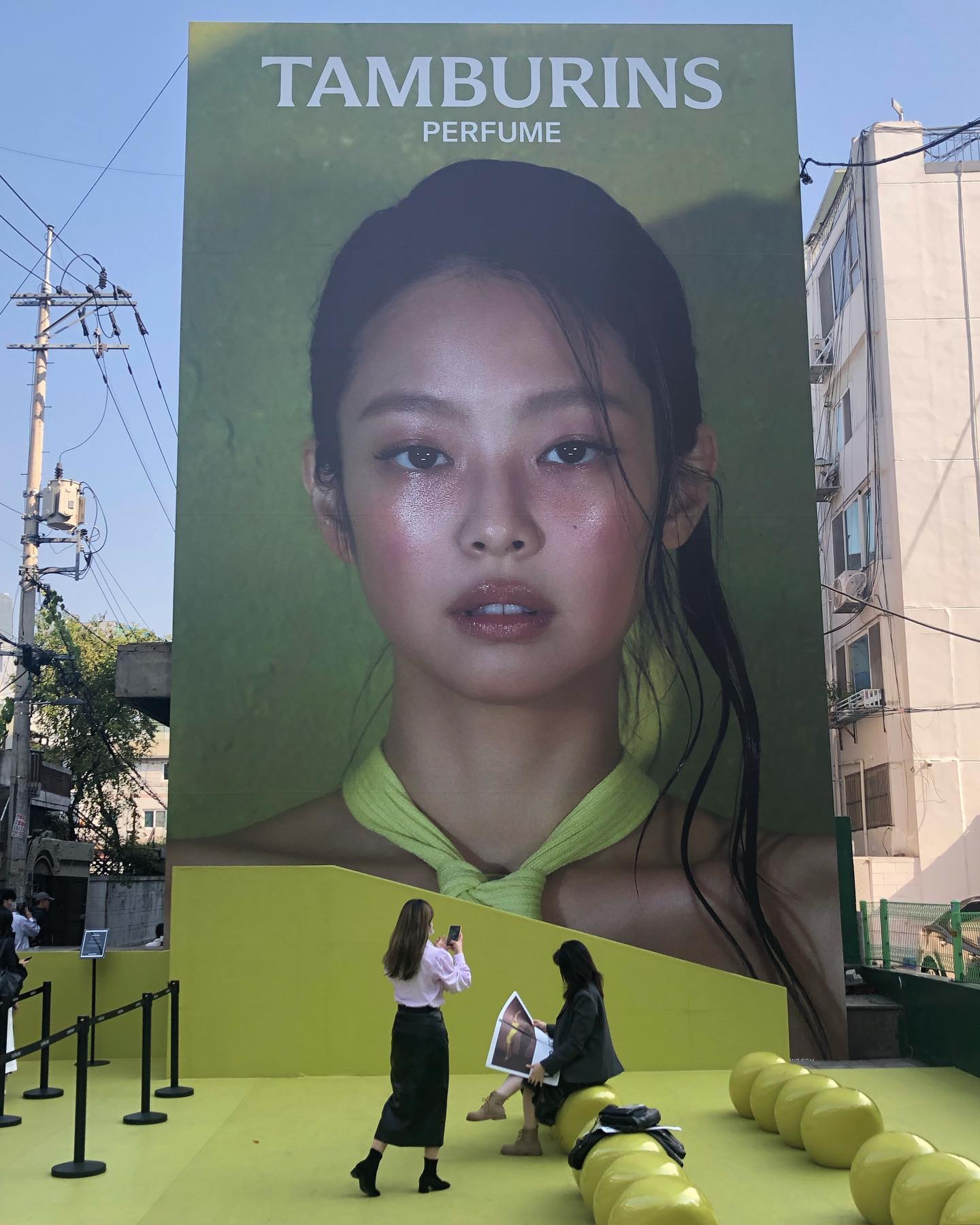 221126
그땐 팝업 갔다 오고 나서 요즘 탬버린즈 향수만 쓰는 게 안 비밀(*ᴗ͈ˬᴗ͈)ꕤ*.ﾟ 저땐 분명히 그냥 울젠득이땜에 갔었던 거였는데-!
·
去新出的固體香水新品展示會之前，整理幾張上次去快閃店的照片🎞 明明一開始是為了金珍妮去的，結果最近都只噴 #탬버린즈 的香水-! 甚至從護手霜到固體香水都打算入手😆

簡單整理一下當時的試香心得—那時只打算看黑罐跟金黃罐，然後是先聞後味後，其中有喜歡的再請服務人員噴新的試香紙給我。

金黃罐的後味一聞真的就像名稱一樣，馬上聯想到夕陽，不甜、好聞，但不是我的愛；黑罐中的 #언노운오드 後味完全不是我的愛，是連用在男友身上也絕不會喜歡的程度。對我來說它是很濃厚的香，聞完馬上皺眉，把試紙放回去。

至於其他四瓶黑罐，身為粉絲， #CHAMO 必須擁有！（也剛好是我可以接受加喜歡的香），剩下三罐的喜好程度是 BERGA SANDAL 大於 #라레 （LALE）等於 #스웨이드페어 （SUEDE PEAR），現在再加上一個當時送的樣品香—透明罐 #바이링거 （BILINGUAL）。

這五個香不完全一樣，라레偏甜，對我而言是清淡、日常的感覺（我是愛甜香的人）； #BERGASANDAL 的前味有柚子的味道，中後味之後慢慢轉沈穩；스웨이드 페어前味也偏甜，但後味意外地現在想不起來😆；바이링거給我的感覺就像CHAMO，對我來說是適合冷冷涼涼的時候噴的香（我是認為每個香味有各自適合使用的溫度的人），感覺偏木質中性香，然後바이링거的後味帶有一點讓人平靜身心的檀香味（？）

整體而言，本來就有興趣的品牌，藉快閃店之緣正式入坑，不然原先想先嘗試的香氛品牌其實另有所屬🤭不過香氣這種東西，真的還是實際聞最準！