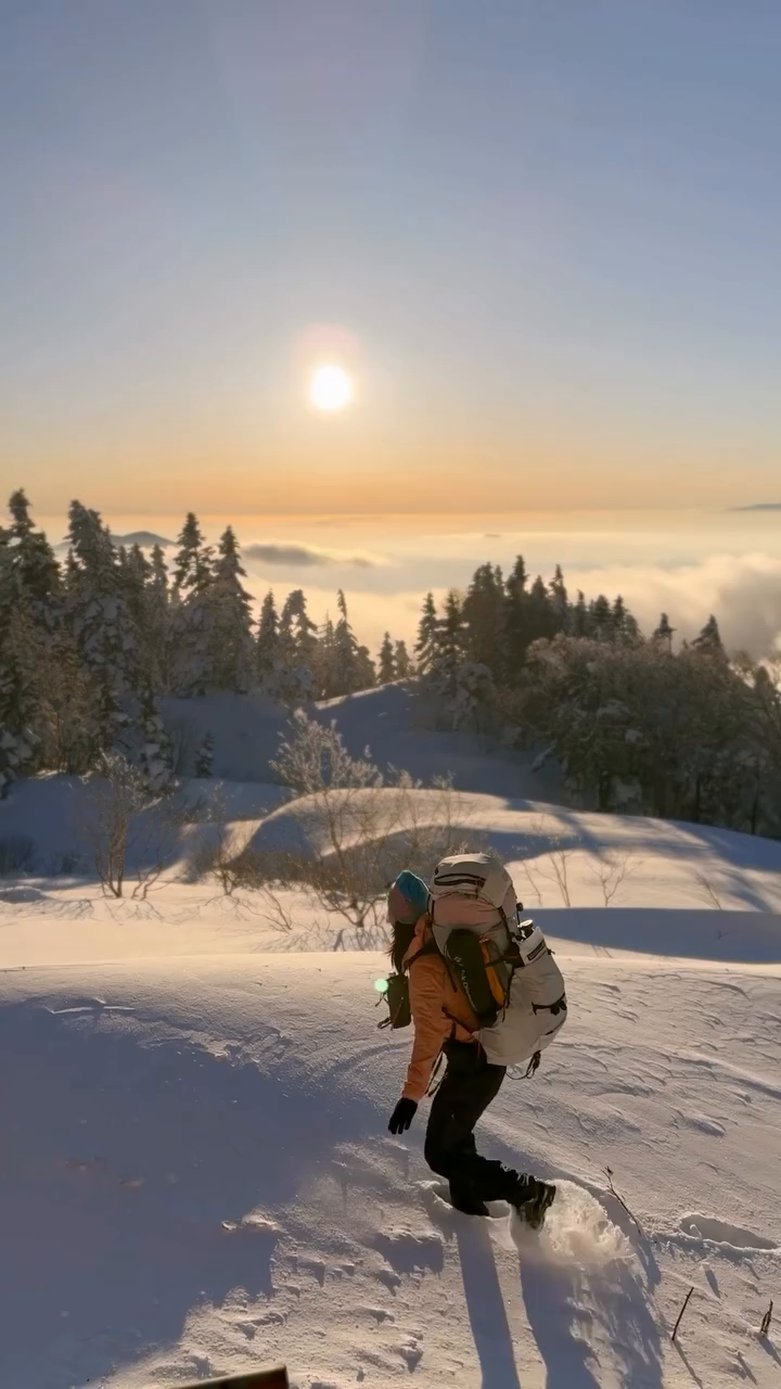 산쟁이가
가깝고도 먼 일본에 자꾸 가는 이유

2000미터 이상대의 산이 많다.
곤돌라로 산에 쉽게 접근 가능하다.
산장이 무지 잘 되어있다.
다른느낌이지만 경치가 스위스 뺨친다.
산 주변 노천탕들이 피로회복 최고다.

우리나라 통일 됬으면 좋겟다.
개마고원 가는 그날을 꿈꿔본다.

‼️8월 29일 - 9월 2일 북알프스
야리가타케 팀 모집중, (3/6)

#미오케이👌🏻 #등산 #등산스타그램 #백패킹 #일몰
#설산 #운해 #아웃도어 #hikemore #outdoorlife