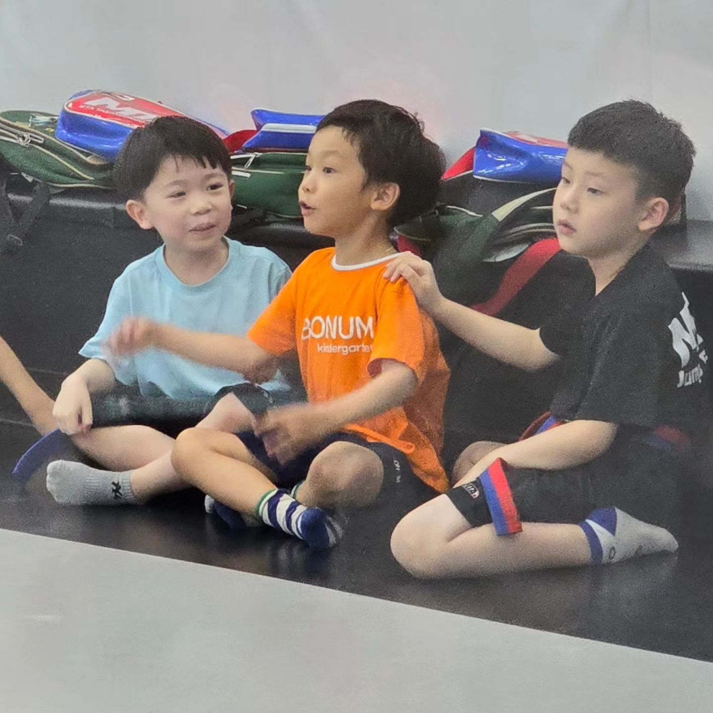 오늘부터 다니게된 #mta태권도 
절친인 시윤이랑 같이 작년부터 가고싶어했지만 ㅋㅋㅋ
한글 때야 보내준다고 했다
드뎌 글을 거의 다읽을수 있어서 보내준 
그렇게 조으냐 그래 니가 좋다면 엄마도 좋다 ㅋ