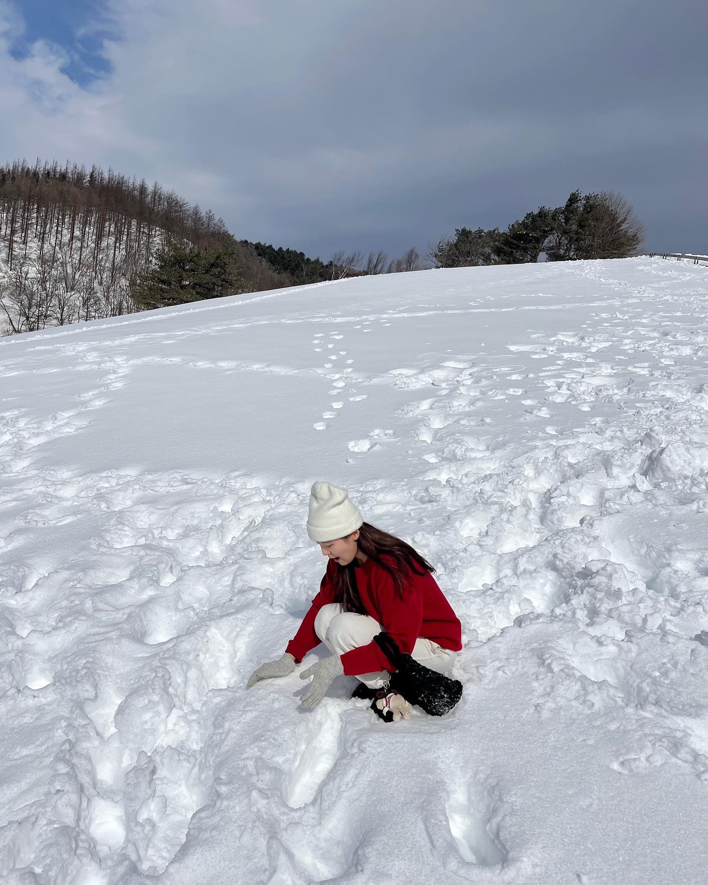 #대관령양떼목장 가서 눈구경 제대로 하고왔어요 ❄️
⠀
동심의 세계로 돌아가서 눈밭에서 딩굴댕굴 ~
바람이 많이 불어서 눈물콧물 다뺐지만
사진첩 다시 보니까 또 눈밟고 싶어지네용 ⛄️
⠀
모두 연휴 잘 보내셨나요 ♥
내일부터 다시 일상으로 돌아갈 생각하니
살짝 아찔 한데요? 내일은 내일의 나에게…
⠀
일단 “살인장난감” 시작 📺
⠀

⠀