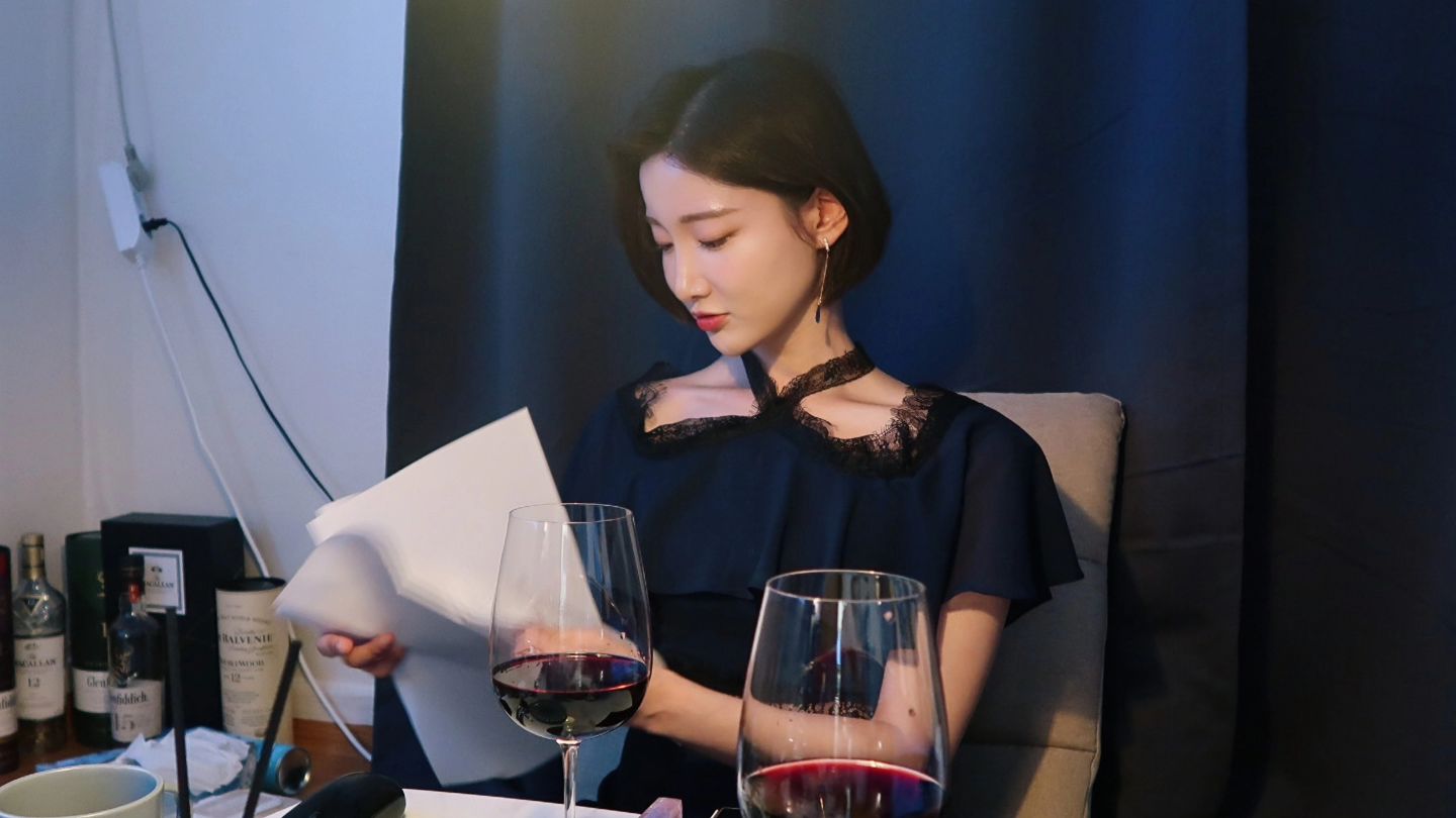 👑#마감 /🍷"삶에서 낭만적인 영역만큼 운명적 만남을 강하게 갈망하는 영역은 없을 것이다. (중략) 언젠가는 꿈에 그리던 남자나 여자와 만나게 될 운명이라고 믿는 다면 용서받지 못할까?" - #왜나는너를사랑하는가 중

[🥂#책안읽는독서모임 : 까미노북클럽 4기📖]를 모집합니다.
4기의 테마는 #사랑 𝓛𝓞𝓥𝓔  이에요.

▫️6/6~8/15 (1,3주차 목요일) 
▫️1회 합정/ 2~6회 성수

우리는 어려운 걸 알면서도 언제나 사랑하고 싶어하죠.
그렇다면, 더 잘 할 수는 없을까요?

꼭 필요하지만, 
가까운 사람과 나누기엔 너무 무거운 듯한 질문들. 

혼자 끌어안는 대신, 함께 답을 찾아봐요

✔️새로운 사랑을 하고 싶은 분, 
✔️사랑이 잘 안되는 분, 
✔️사랑에 관한 내 가치관을 정리해 보고 싶은 분, 

모두 좋아요. 

❝만남-사랑-결혼-이별❞에 관해 얘기할 거예요. 

4번의 모임과 2번의 이벤트를 통해 
삶의 가장 강력한 에너지인 #사랑력 💘 을 
가득 채워보자고요!

＊┈┈┈┈＊┈┈┈┈＊┈┈┈┈

⬇️[까미노북클럽 4기 일정 안내]⬇️

1️⃣ 💌Event [도서] #사랑수업 & [영화] #비포선라이즈
리더 : 조윤하 아나운서
일자 : 6/6 목(4~6:30pm)
장소 : 카페 어피스 오브

2️⃣ 도서 : #왜나는너를사랑하는가

3️⃣ 도서 : #위대한개츠비

4️⃣ 도서 : #낭만적연애와그이후의일상

5️⃣ 도서 : #브람스를좋아하세요

6️⃣ 💌Event [영화] #이터널선샤인 & [영화] #결혼이야기
＊┈┈┈┈＊┈┈┈┈＊┈┈┈┈
＊┈┈┈┈＊┈┈┈┈＊┈┈┈┈
⚠️이벤트 회차 참여자들에게는 특별한 선물이 준비되어있습니다.♡
🥂신청은 프로필 링크에서 해주세요!

#조윤하아나운서 #책추천하는아나운서 #독서모임 #책추천